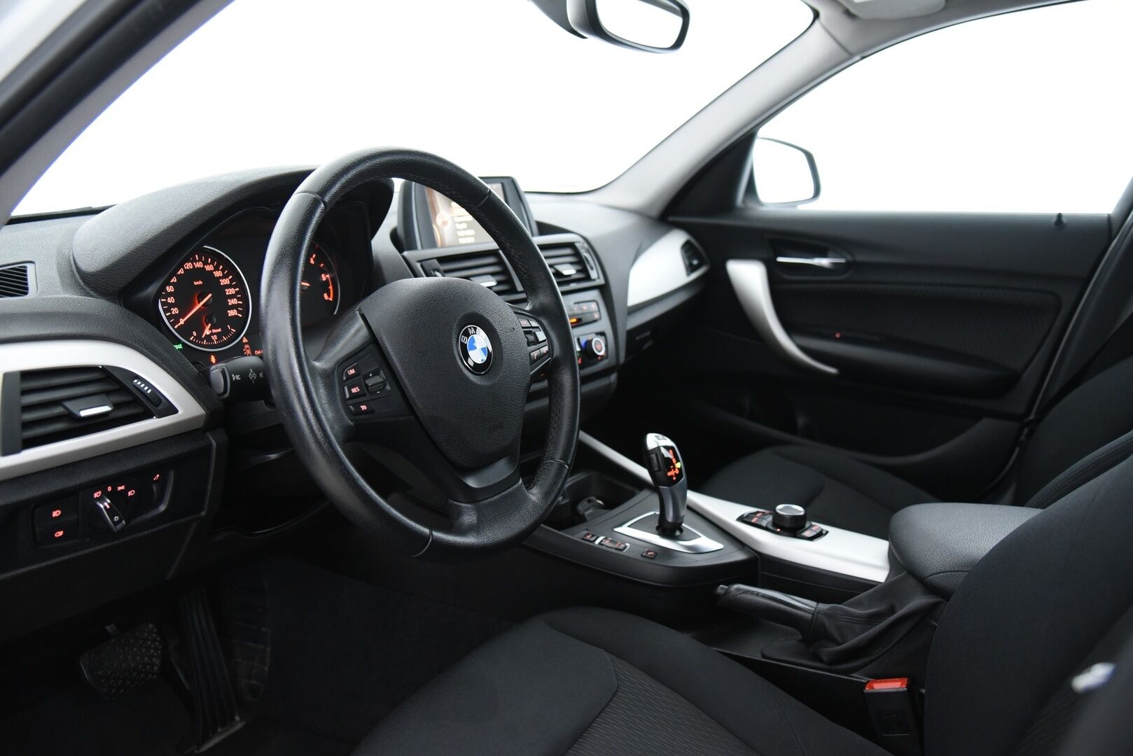 BMW 116 2014 F20 Hatchback 116d TwinPower Turbo A Business Automatic - Suomi-Auto / Xenon / Vakkari / 2x Renkaat Aluvantein / Tosi siisti! 