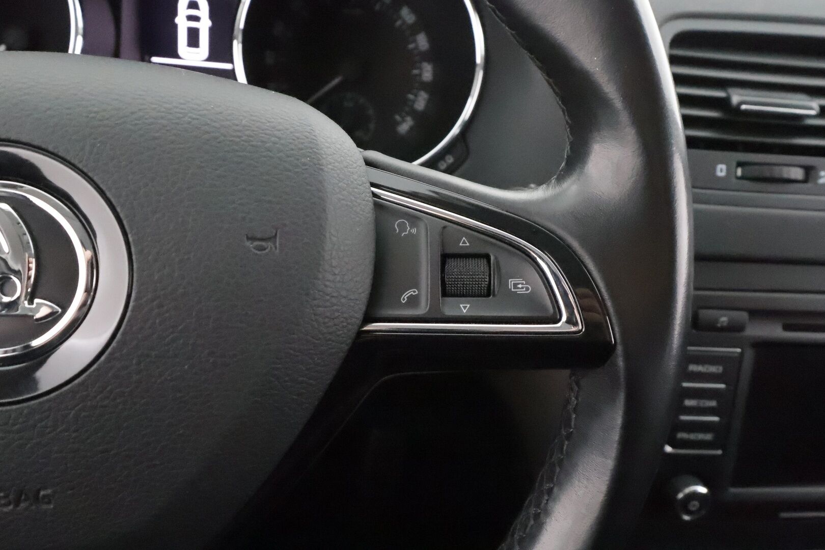 Skoda Yeti 2015 1,2 TSI Elegance DSG - Vakkari | P.Tutka | Lohko+Sisä | Xenon | Keyless | Bluetooth | Autom.ilmastointi 