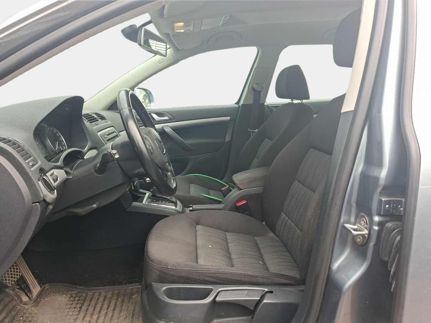 Skoda Octavia 2013 Combi 1,6 TDI Experience DSG Autom. / Vetokoukku / Vakkari / Lohkolämm. / *YritysOutlet - Myydään vain Yrityksille* - JUURI SAAPUNUT! KATSO HINTA! *YritysOutlet - Myydään vain Yrityksille*