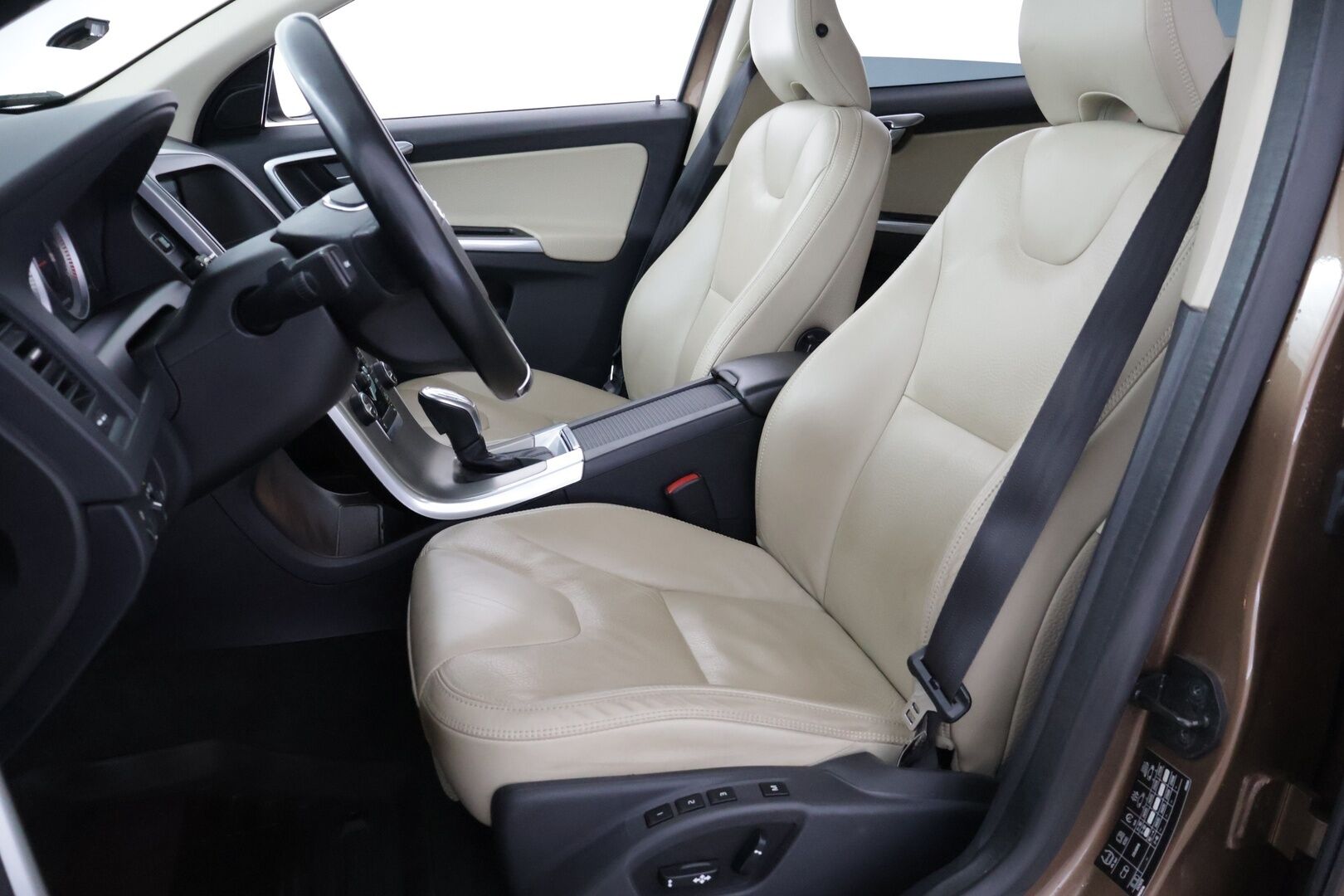 Volvo XC60 2013 D4 AWD Summum aut - Suomi-auto | Vaalea nahkasisusta | Muistipenkki | Ei AdBlue | Webasto | Vakkari | Koukku | Jakopää tehty | Kahdet renkaat ja vanteet | Juuri huollettu!
