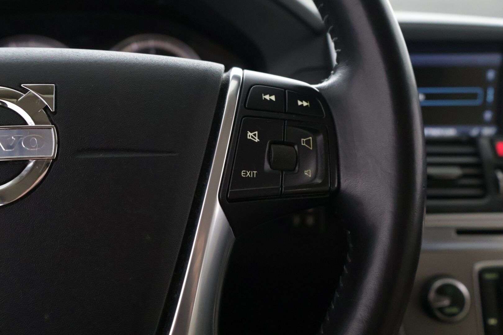 Volvo XC60 2013 D4 AWD Summum aut - Suomi-auto | Vaalea nahkasisusta | Muistipenkki | Ei AdBlue | Webasto | Vakkari | Koukku | Jakopää tehty | Kahdet renkaat ja vanteet | Juuri huollettu!