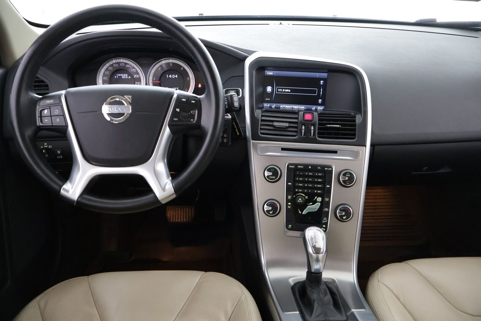 Volvo XC60 2013 D4 AWD Summum aut - Suomi-auto | Vaalea nahkasisusta | Muistipenkki | Ei AdBlue | Webasto | Vakkari | Koukku | Jakopää tehty | Kahdet renkaat ja vanteet | Juuri huollettu!