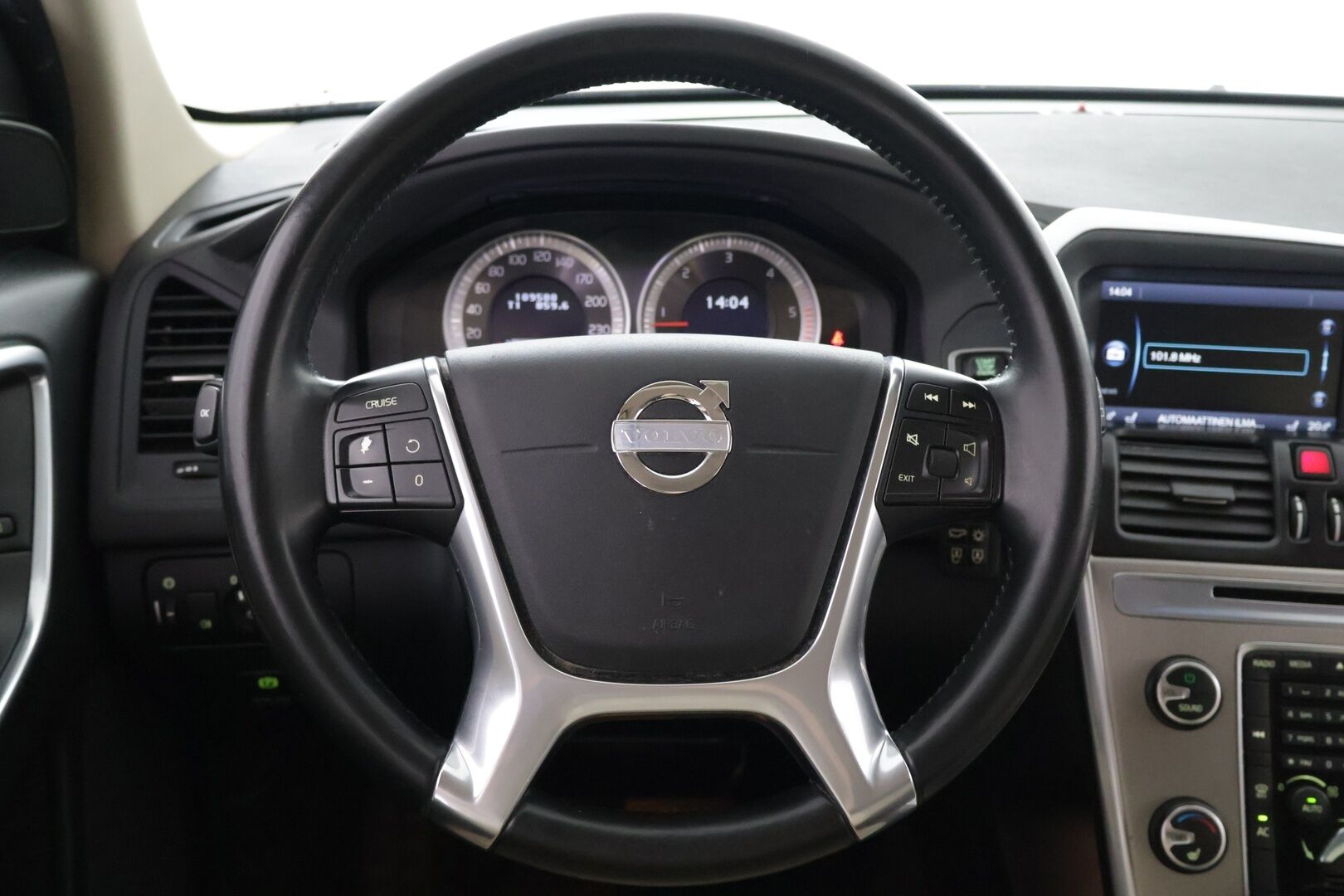 Volvo XC60 2013 D4 AWD Summum aut - Suomi-auto | Vaalea nahkasisusta | Muistipenkki | Ei AdBlue | Webasto | Vakkari | Koukku | Jakopää tehty | Kahdet renkaat ja vanteet | Juuri huollettu!
