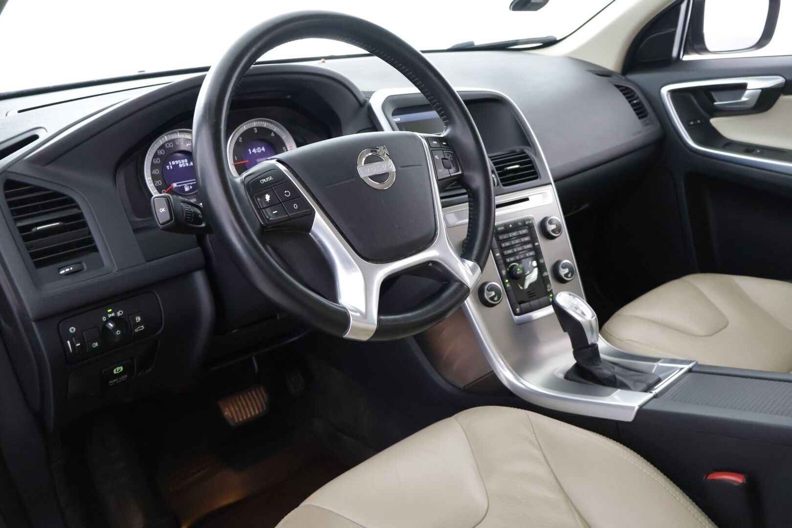Volvo XC60 2013 D4 AWD Summum aut - Suomi-auto | Vaalea nahkasisusta | Muistipenkki | Ei AdBlue | Webasto | Vakkari | Koukku | Jakopää tehty | Kahdet renkaat ja vanteet | Juuri huollettu!