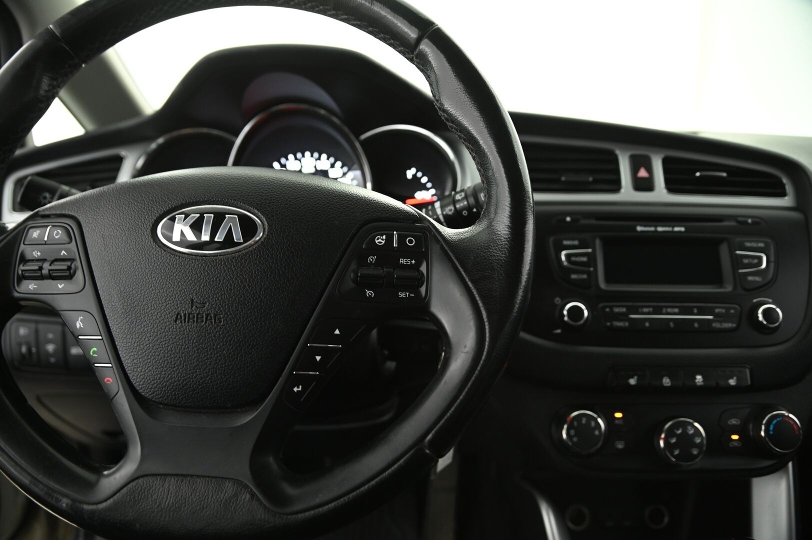 Kia cee'd 2013 1,6 EX SW DCT A/T *Juuri huollettu Suomiauto / Lohko S.Pistoke / P.Tutka / Ratinlämmitin / Lisävalo* - Taloudellinen Kia kaksin huippurenkain Juuri huollettuna!