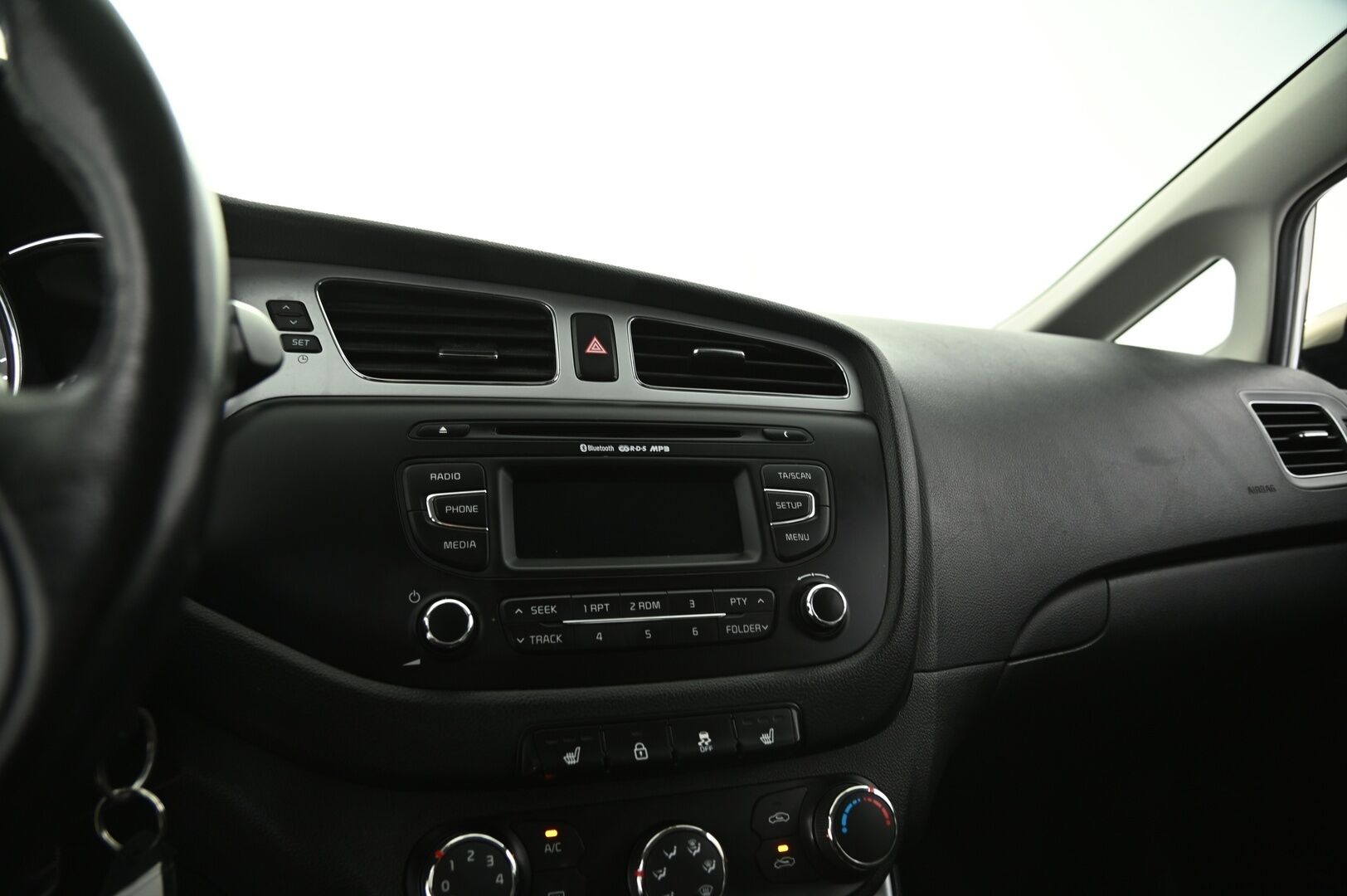 Kia cee'd 2013 1,6 EX SW DCT A/T *Juuri huollettu Suomiauto / Lohko S.Pistoke / P.Tutka / Ratinlämmitin / Lisävalo* - Taloudellinen Kia kaksin huippurenkain Juuri huollettuna!