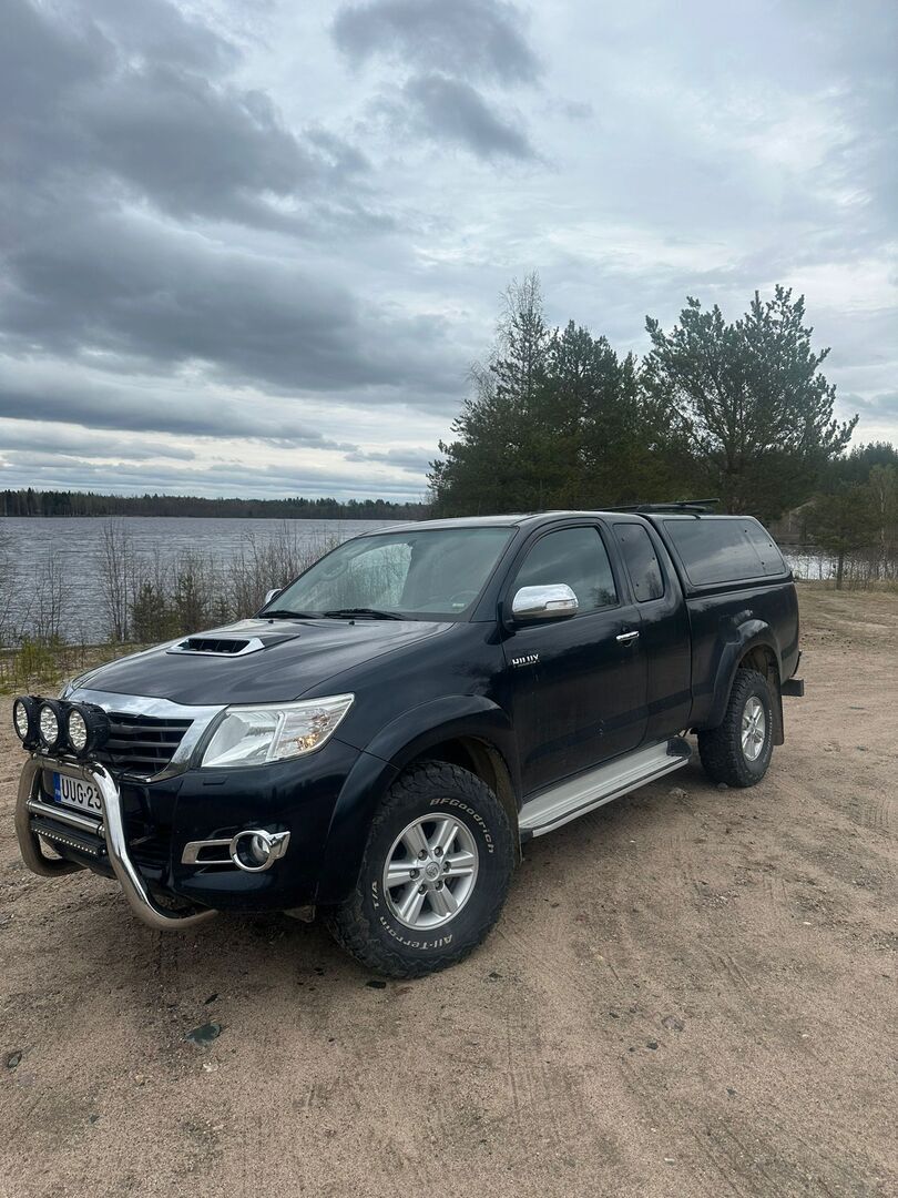 Toyota Hilux 2013 Extra Cab 2,5 D-4D 4WD 144 SR - Suomiauto | Webasto | Peruutuskamera | Lavakate | Koukku | Navi | Lisävalot | Näyttävä ja hyvin varusteltu!