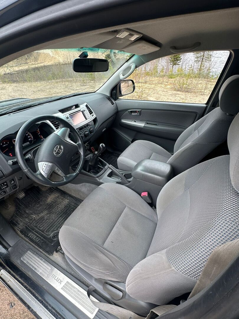 Toyota Hilux 2013 Extra Cab 2,5 D-4D 4WD 144 SR - Suomiauto | Webasto | Peruutuskamera | Lavakate | Koukku | Navi | Lisävalot | Näyttävä ja hyvin varusteltu!