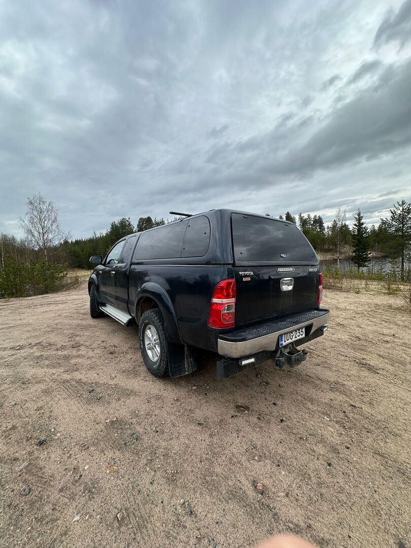 Toyota Hilux 2013 Extra Cab 2,5 D-4D 4WD 144 SR - Suomiauto | Webasto | Peruutuskamera | Lavakate | Koukku | Navi | Lisävalot | Näyttävä ja hyvin varusteltu!