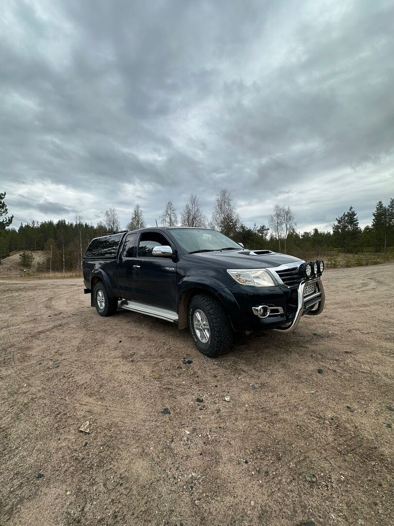 Toyota Hilux 2013 Extra Cab 2,5 D-4D 4WD 144 SR - Suomiauto | Webasto | Peruutuskamera | Lavakate | Koukku | Navi | Lisävalot | Näyttävä ja hyvin varusteltu!