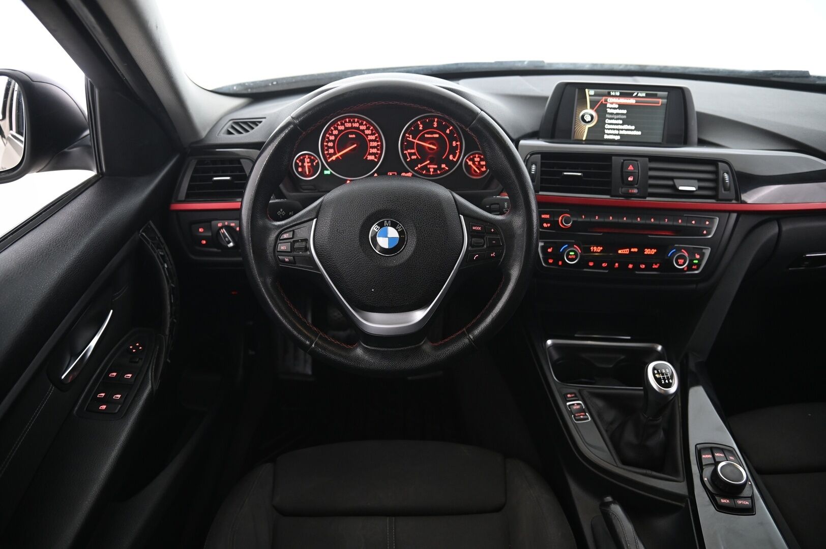 BMW 318 2014 F31*Myydään Huutokaupat.com*