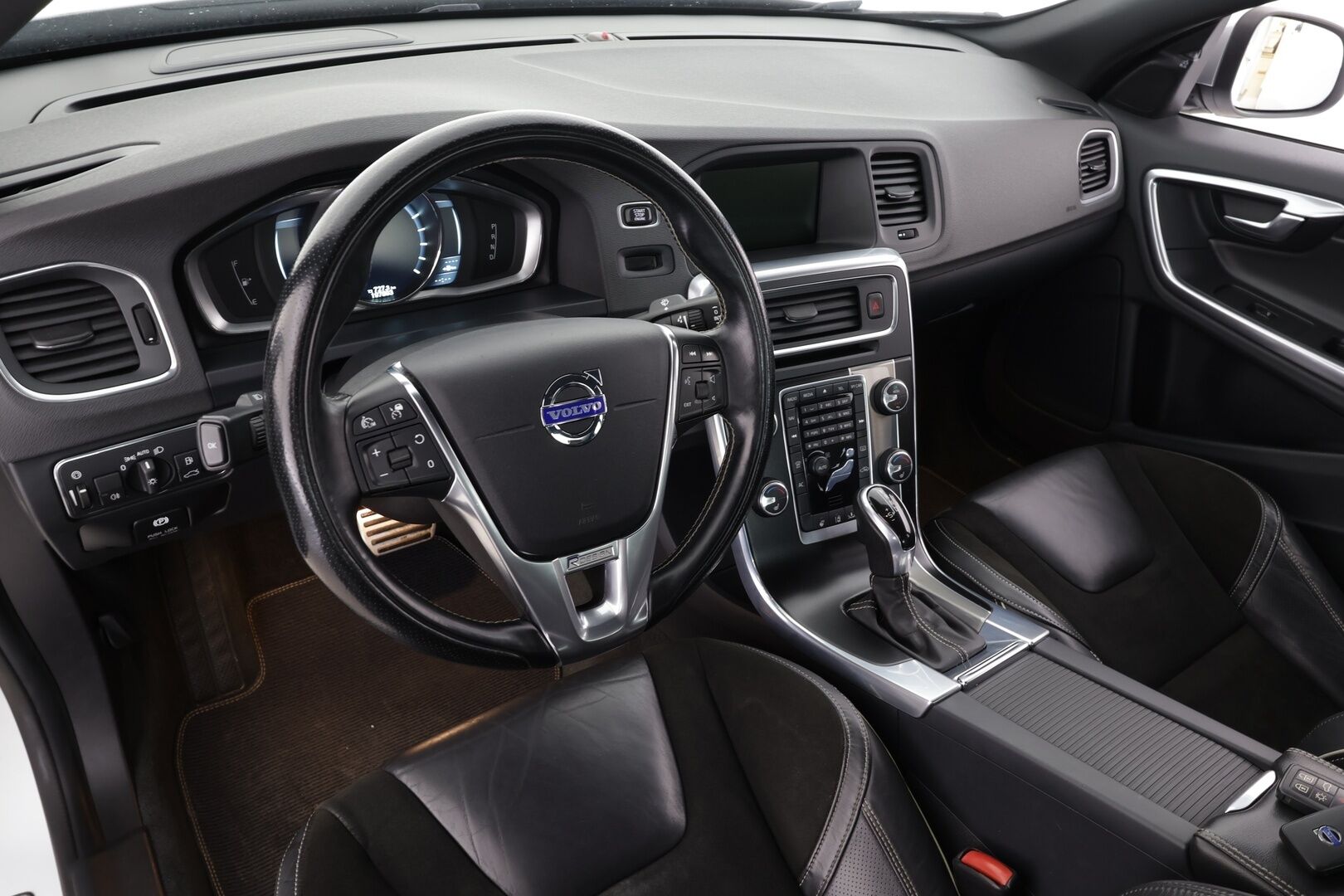 Volvo S60 2014 T3 R-Design aut * Facelift / Adapt.vakkari / Sporttipenkit / Xenon / Bluetooth / Kaistavahti / P.tutkat * - Suomi-auto / Hyvin huollettu / Kahdet renkaat - HULLU BLACKWEEK KORKOTARJOUS 2,49%