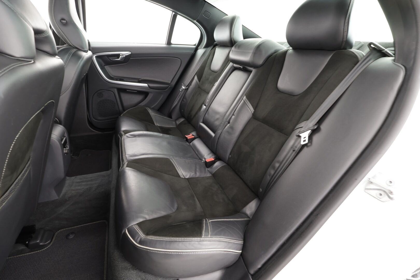 Volvo S60 2014 T3 R-Design aut * Facelift / Adapt.vakkari / Sporttipenkit / Xenon / Bluetooth / Kaistavahti / P.tutkat * - Suomi-auto / Hyvin huollettu / Kahdet renkaat - HULLU BLACKWEEK KORKOTARJOUS 2,49%