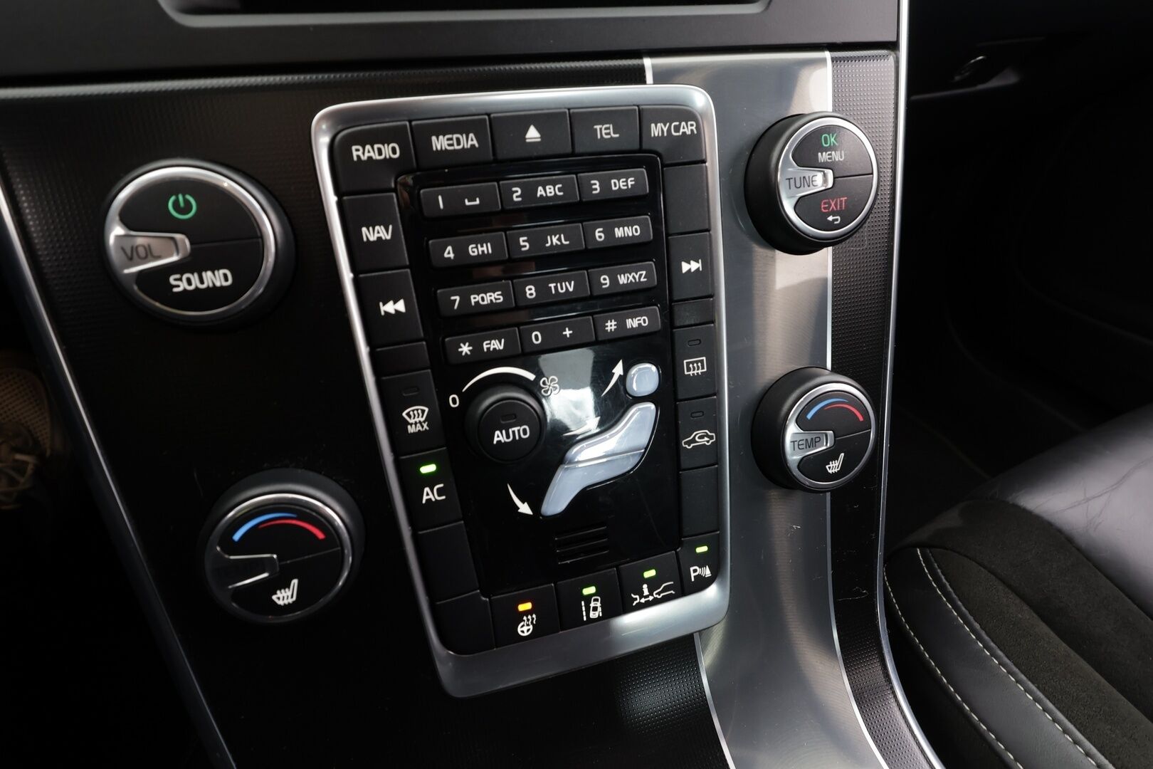 Volvo S60 2014 T3 R-Design aut * Facelift / Adapt.vakkari / Sporttipenkit / Xenon / Bluetooth / Kaistavahti / P.tutkat * - Suomi-auto / Hyvin huollettu / Kahdet renkaat - HULLU BLACKWEEK KORKOTARJOUS 2,49%