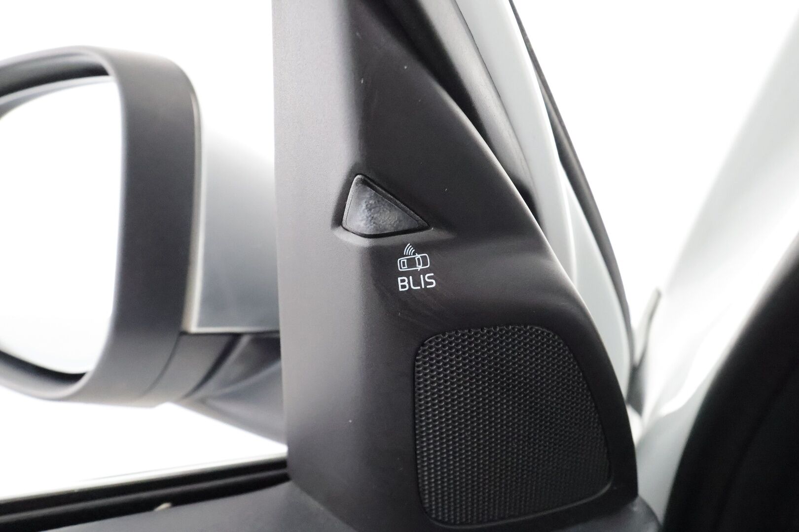 Volvo S60 2014 T3 R-Design aut * Facelift / Adapt.vakkari / Sporttipenkit / Xenon / Bluetooth / Kaistavahti / P.tutkat * - Suomi-auto / Hyvin huollettu / Kahdet renkaat - HULLU BLACKWEEK KORKOTARJOUS 2,49%