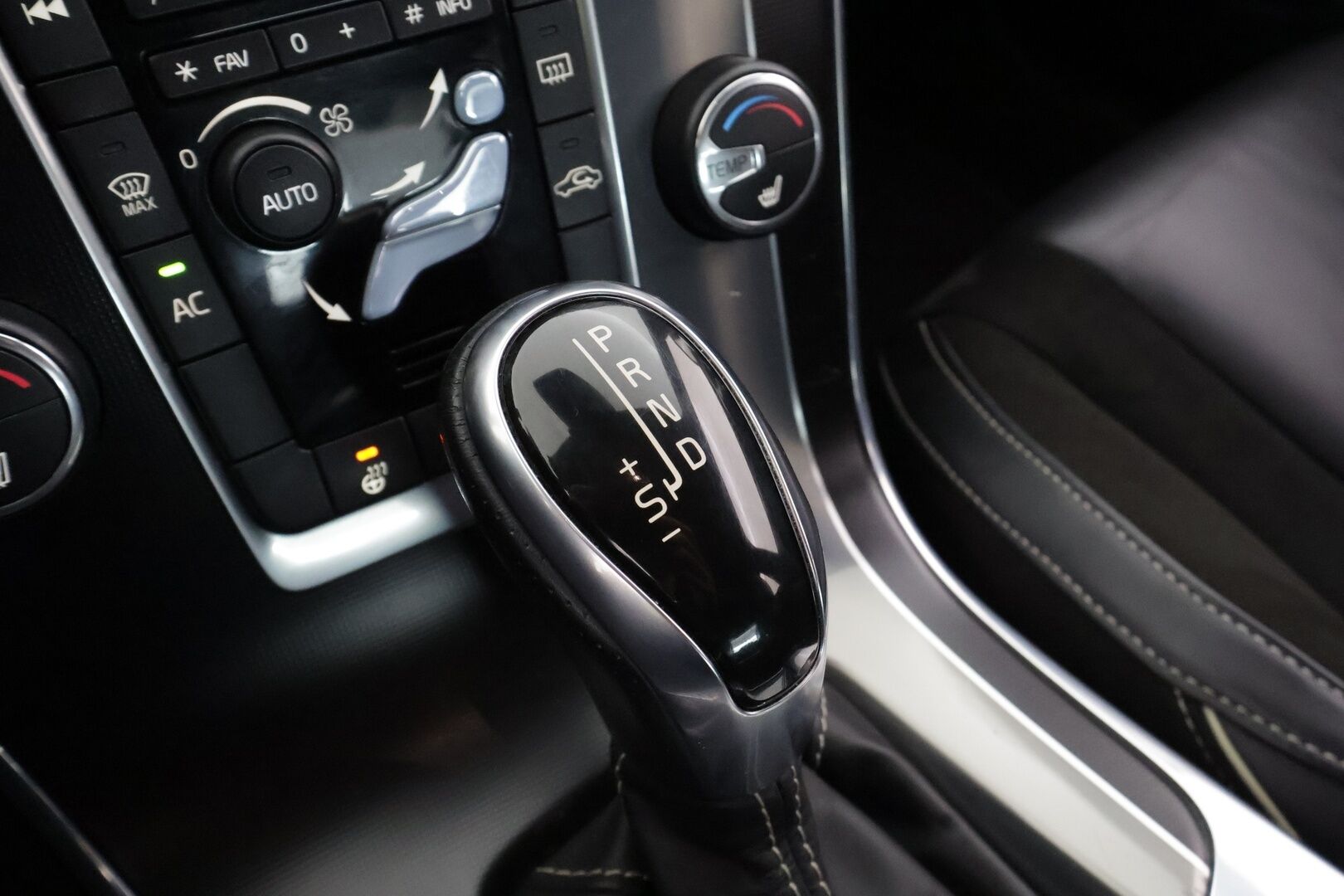 Volvo S60 2014 T3 R-Design aut * Facelift / Adapt.vakkari / Sporttipenkit / Xenon / Bluetooth / Kaistavahti / P.tutkat * - Suomi-auto / Hyvin huollettu / Kahdet renkaat - HULLU BLACKWEEK KORKOTARJOUS 2,49%