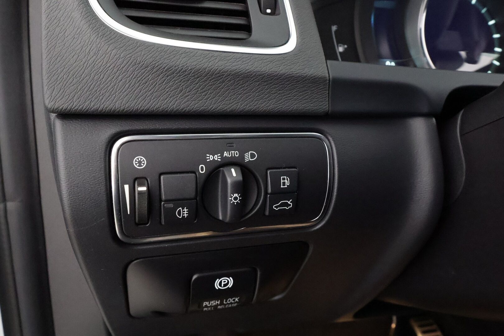 Volvo S60 2014 T3 R-Design aut * Facelift / Adapt.vakkari / Sporttipenkit / Xenon / Bluetooth / Kaistavahti / P.tutkat * - Suomi-auto / Hyvin huollettu / Kahdet renkaat - HULLU BLACKWEEK KORKOTARJOUS 2,49%