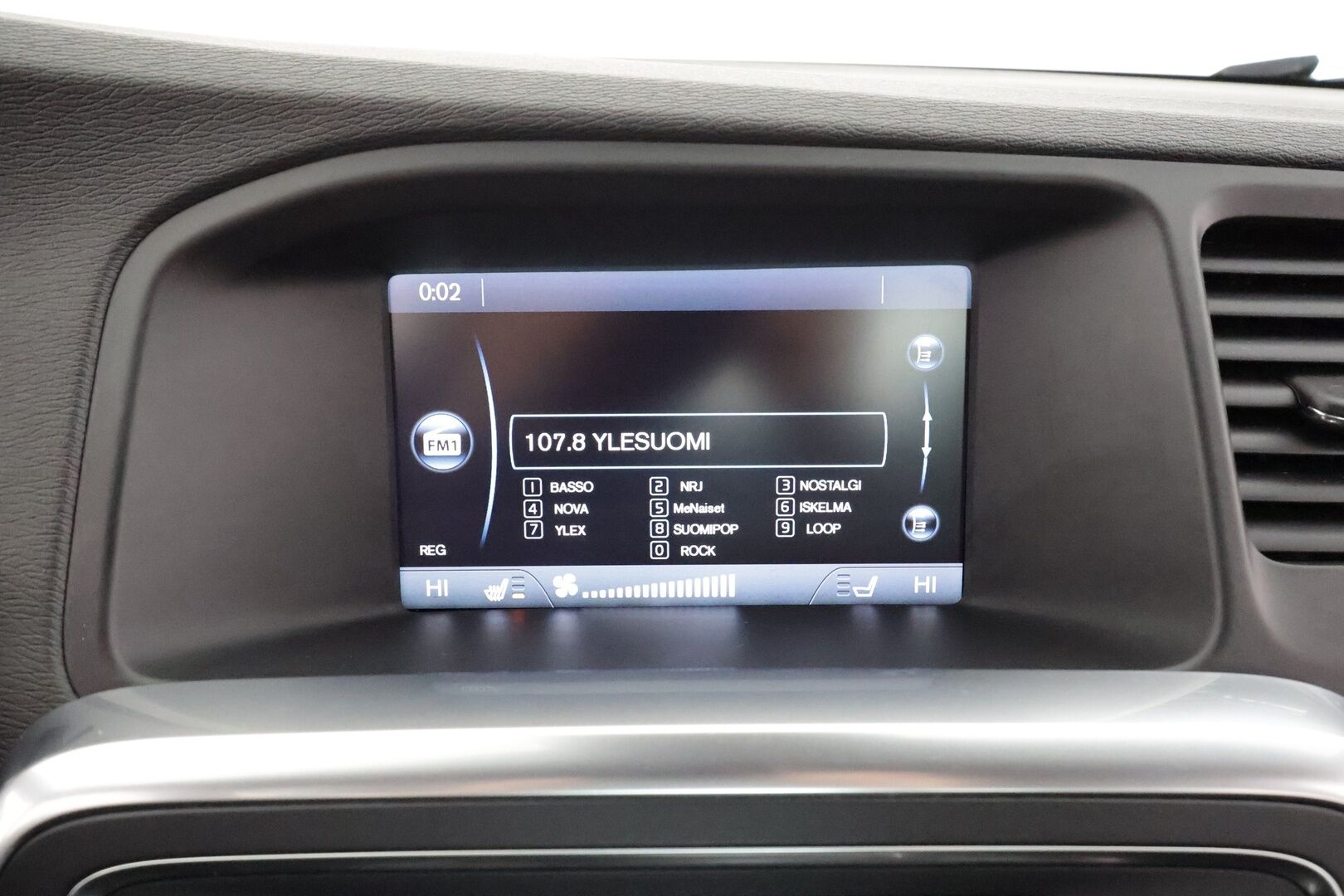 Volvo S60 2014 T3 R-Design aut * Facelift / Adapt.vakkari / Sporttipenkit / Xenon / Bluetooth / Kaistavahti / P.tutkat * - Suomi-auto / Hyvin huollettu / Kahdet renkaat - HULLU BLACKWEEK KORKOTARJOUS 2,49%