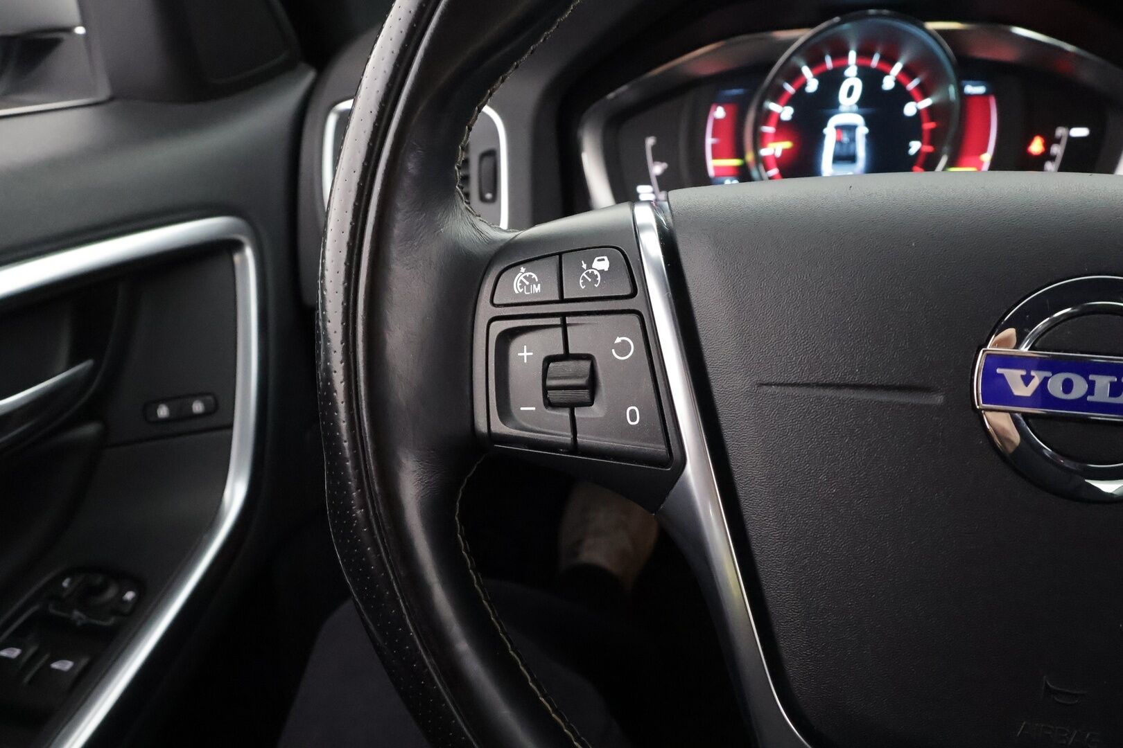 Volvo S60 2014 T3 R-Design aut * Facelift / Adapt.vakkari / Sporttipenkit / Xenon / Bluetooth / Kaistavahti / P.tutkat * - Suomi-auto / Hyvin huollettu / Kahdet renkaat - HULLU BLACKWEEK KORKOTARJOUS 2,49%