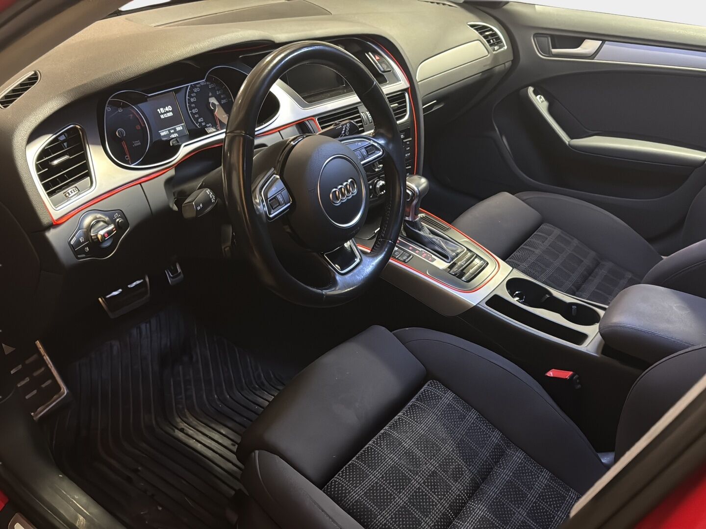 Audi A4 2014 Avant Business 1,8 TFSI 125 kW multitronic *S-Line ulko / Vakkari / Tutkat / Xenon / Sporttipenkit* - Siistikuntoinen A4 S-Line ulkopaketilla ja kaksilla hyväkuntoisilla renkailla. Kesäksi upeat 20'' Audin vanteet! - HULLUT JOULUT KORKOTARJOUS 2,49% 