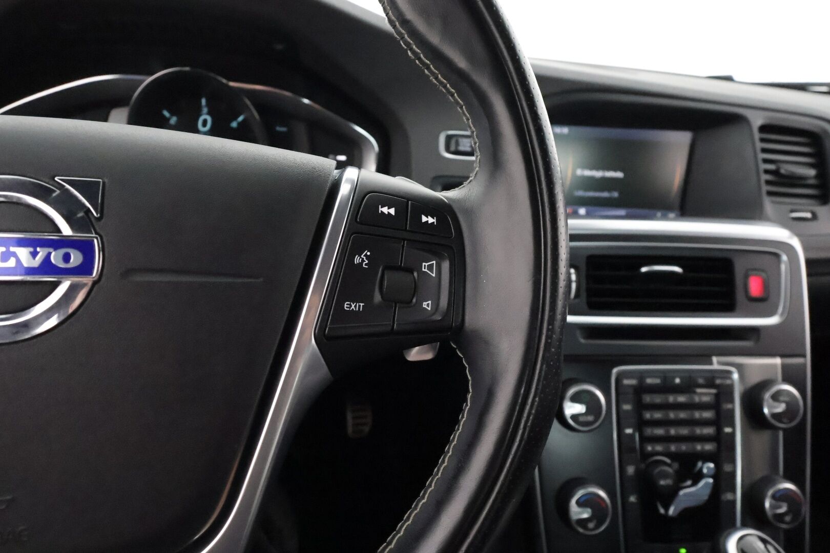 Volvo S60 2014 D5 AWD R-Design Polestar autom - 3,99 % KORKOTARJOUS TÄHÄN AUTOON - 31.5. ASTI! - Webasto / Koukku / Adapt. Vakkari / Muistipenkki / P. kamera / Premium Sound System / Kaistavahti / Navi / 2x Renkaat!