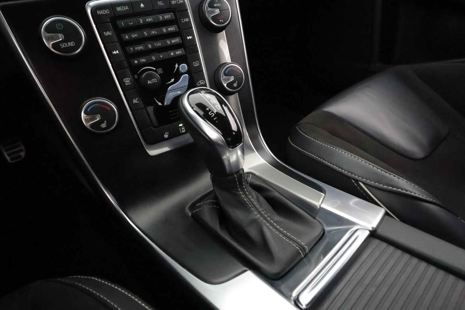 Volvo S60 2014 D5 AWD R-Design Polestar autom - 3,99 % KORKOTARJOUS TÄHÄN AUTOON - 31.5. ASTI! - Webasto / Koukku / Adapt. Vakkari / Muistipenkki / P. kamera / Premium Sound System / Kaistavahti / Navi / 2x Renkaat!