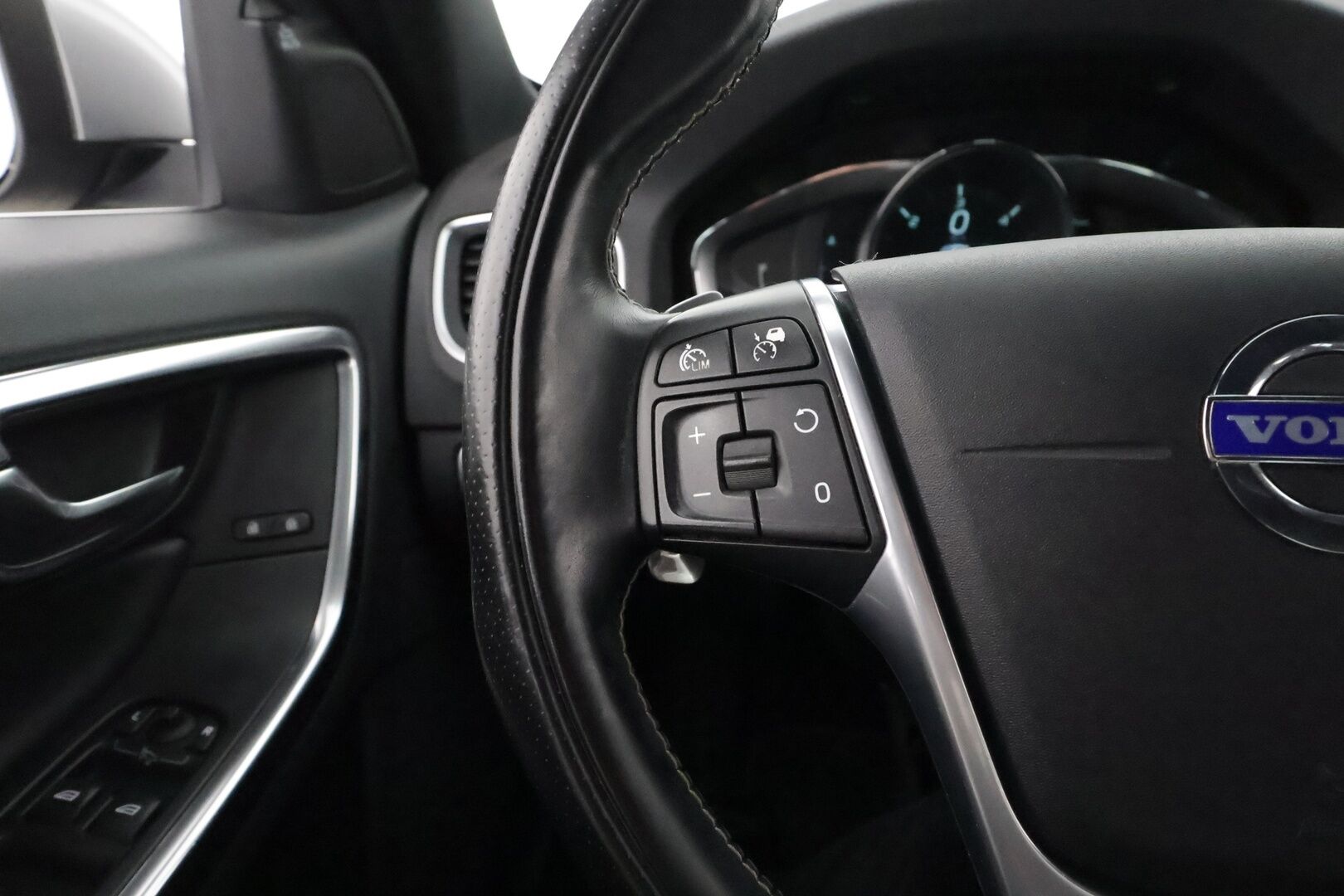Volvo S60 2014 D5 AWD R-Design Polestar autom - 3,99 % KORKOTARJOUS TÄHÄN AUTOON - 31.5. ASTI! - Webasto / Koukku / Adapt. Vakkari / Muistipenkki / P. kamera / Premium Sound System / Kaistavahti / Navi / 2x Renkaat!
