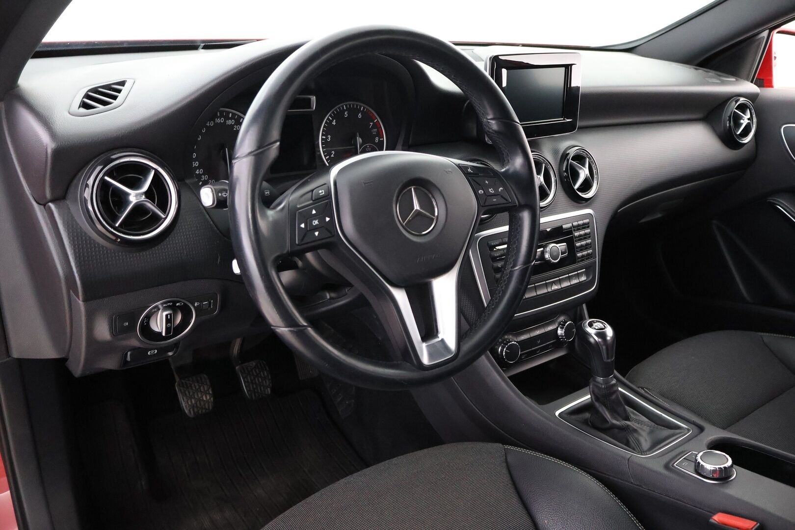 Mercedes-Benz A 2013 180 BE Premium Business - Suomiauto | Vakkari | Lohkolämmitin | Vetokoukku | Puolinahat | P-tutka | Juuri saapunut!