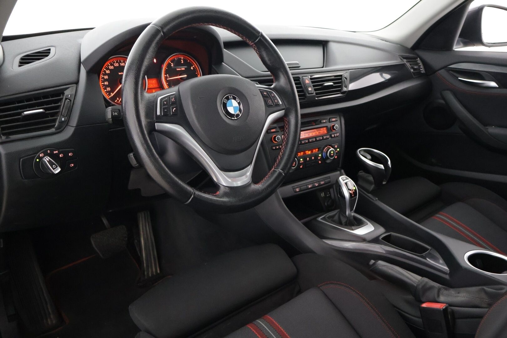 BMW X1 2014 E84 xDrive18d ** Sporttipenkit / Koukku** - Kahdet renkaat / Huoltokirja