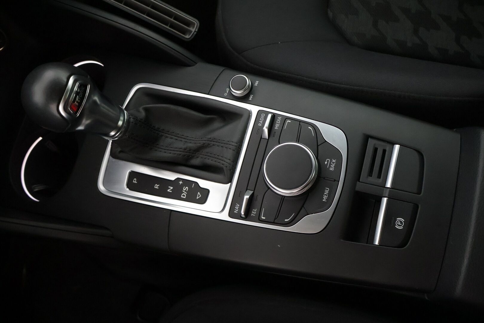 Audi A3 2013 Sedan Business 1,4 TFSI COD 103 kW S tronic * Vakkari / Sisätilanlämmitin / Tutka * - * Juuri huollettu sekä katsastettu / Näyttävä *