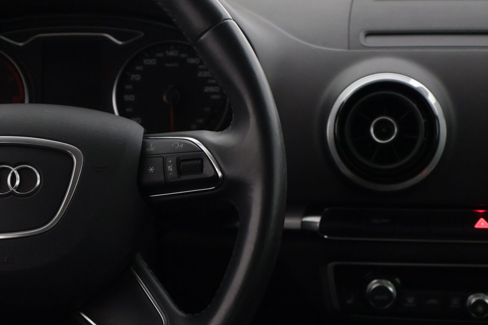 Audi A3 2013 Sedan Business 1,4 TFSI COD 103 kW S tronic * Vakkari / Sisätilanlämmitin / Tutka * - * Juuri huollettu sekä katsastettu / Näyttävä *