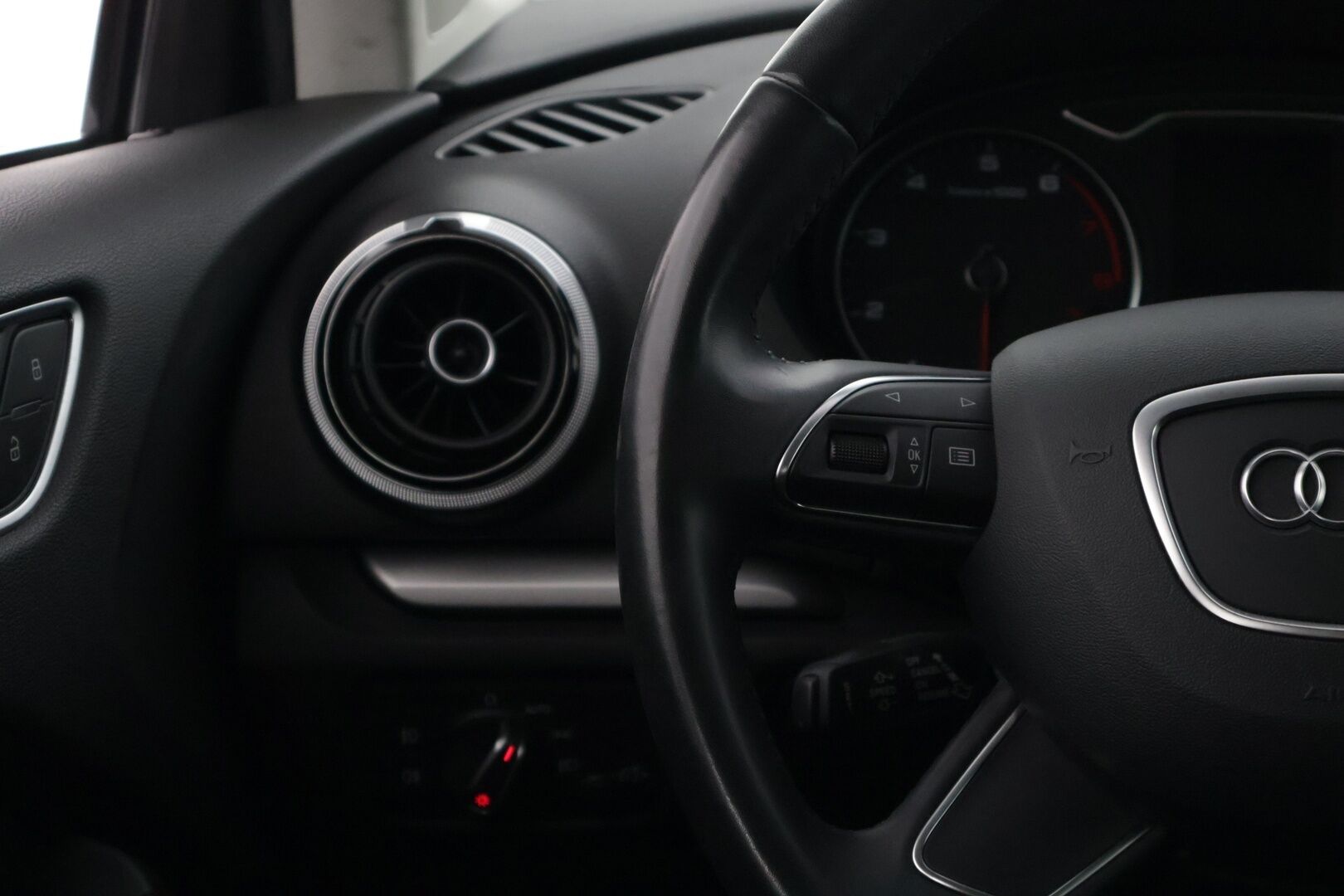 Audi A3 2013 Sedan Business 1,4 TFSI COD 103 kW S tronic * Vakkari / Sisätilanlämmitin / Tutka * - * Juuri huollettu sekä katsastettu / Näyttävä *
