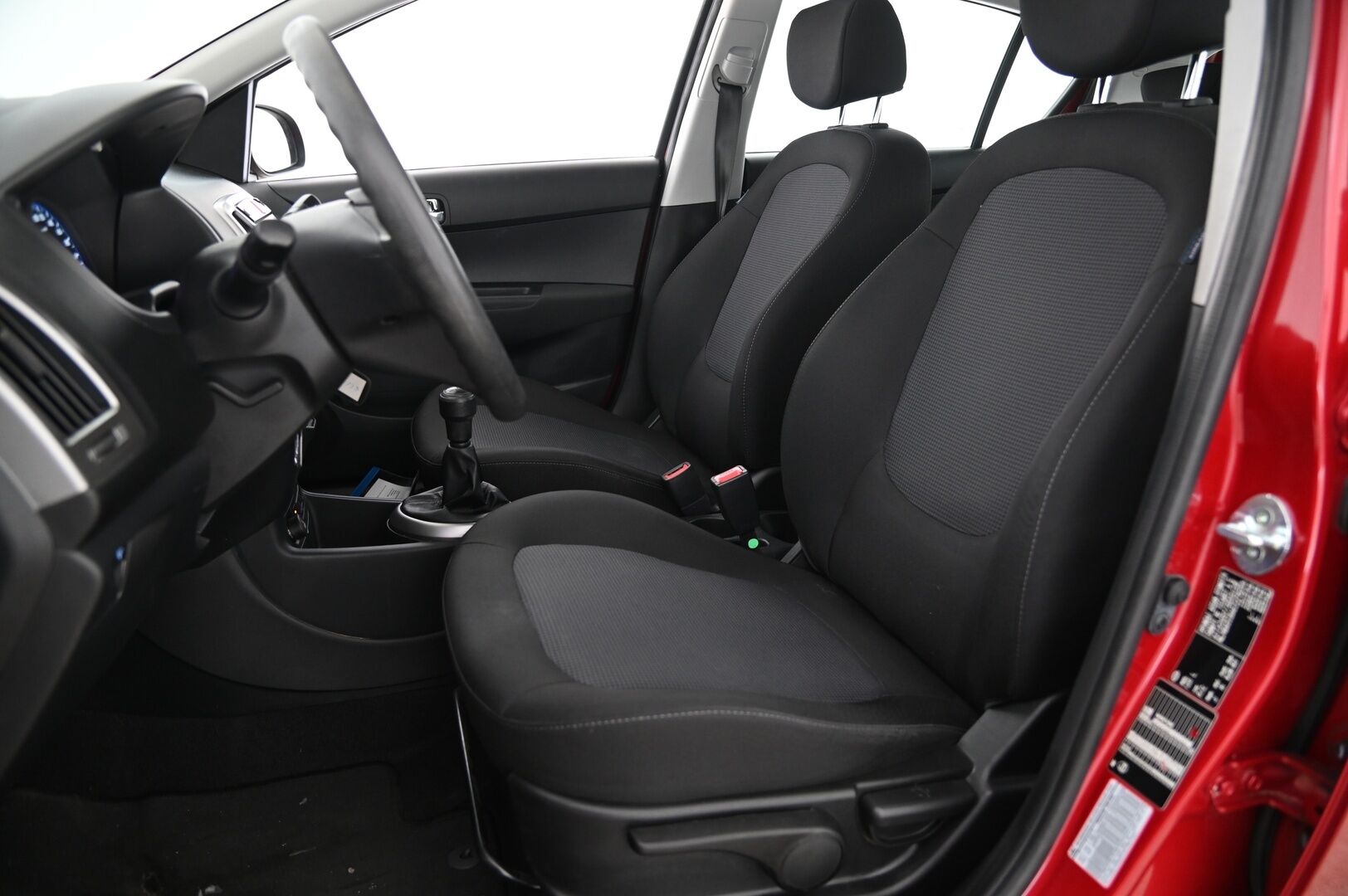 Hyundai i20 5d 2014 1,2 5MT Classic * Lohkolämmitin / Sisätilanlämmitin / Suomi-Auto / 2x Renkaat vanteilla* - Passion Red värityksellä oleva siisti yksilö! 