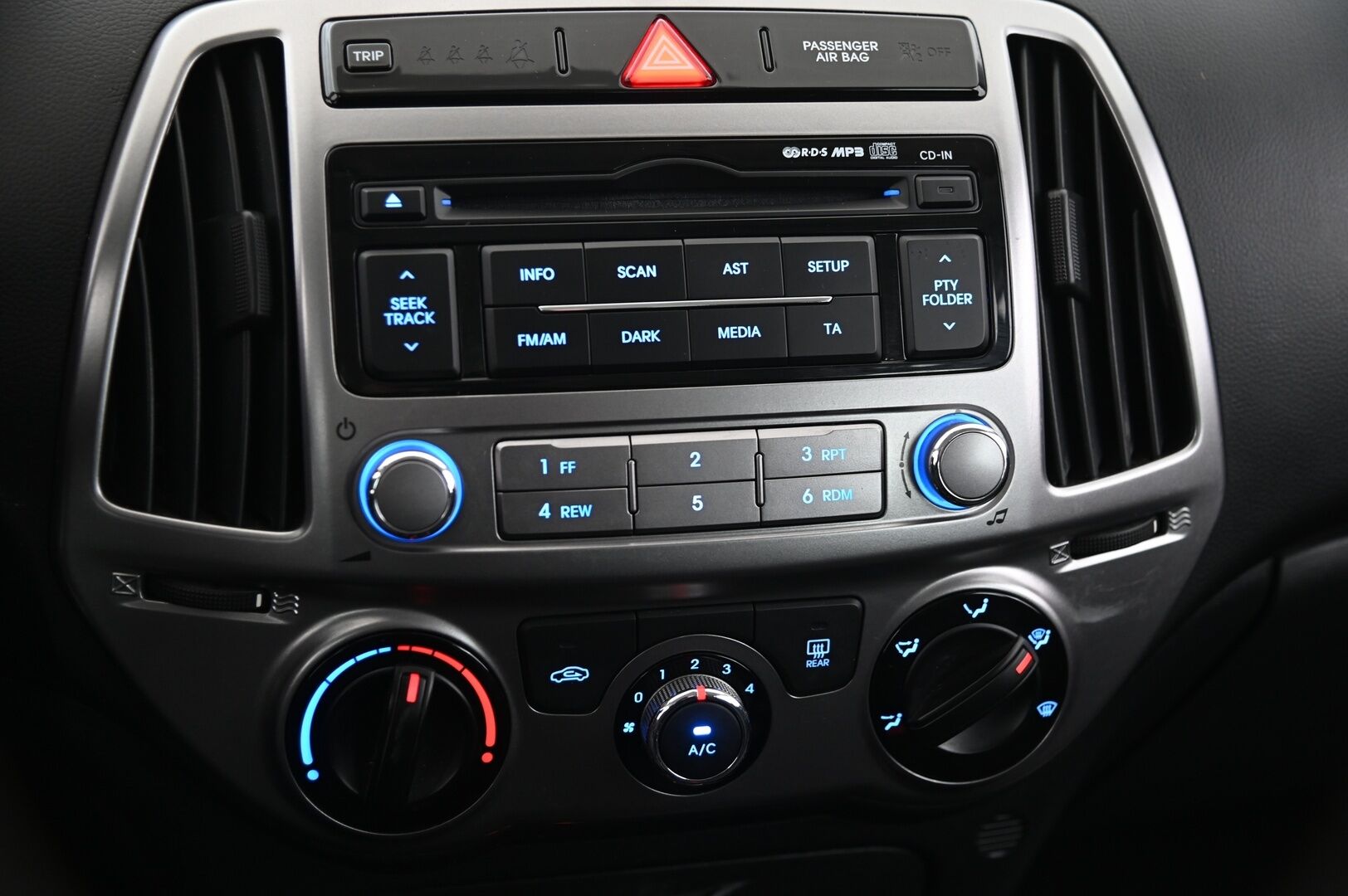 Hyundai i20 5d 2014 1,2 5MT Classic * Lohkolämmitin / Sisätilanlämmitin / Suomi-Auto / 2x Renkaat vanteilla* - Passion Red värityksellä oleva siisti yksilö! 