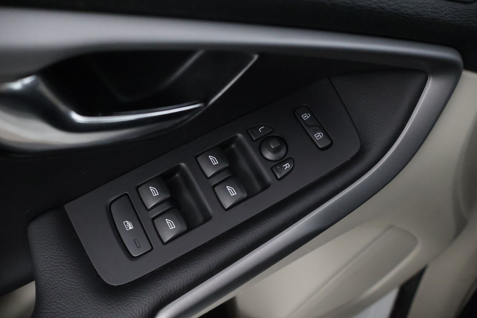 Volvo V40 2013 D2 Business * Suomiauto / Digimittaristo / Webasto / Nahkasisusta / Tutkat takana / Bluetooth * - Huollettu 216tkm kohdalla / Hihna vaihdettu 197tkm 01/2024 / Kahdet renkaat vanteilla, talveksi nastat