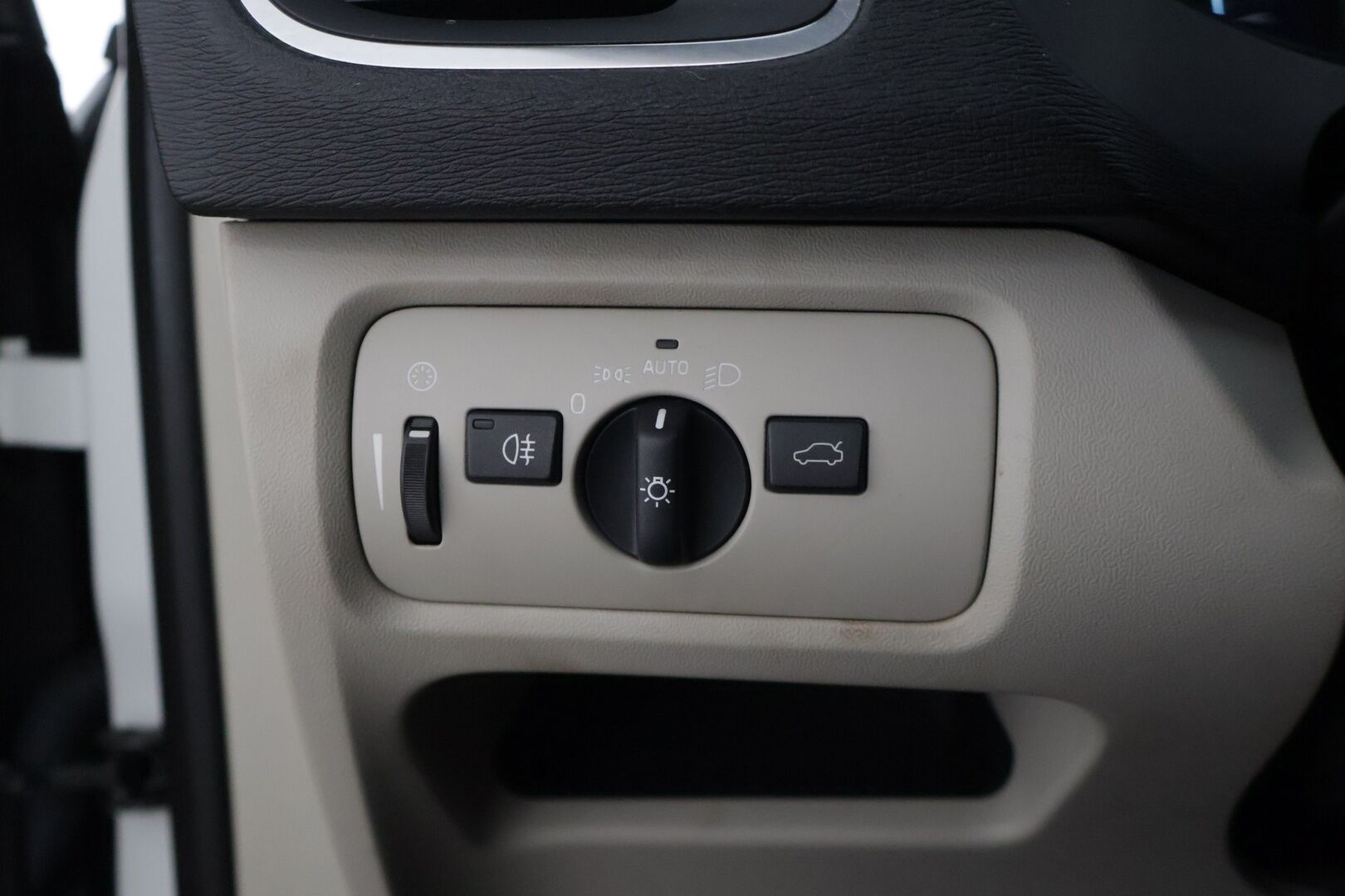 Volvo V40 2013 D2 Business * Suomiauto / Digimittaristo / Webasto / Nahkasisusta / Tutkat takana / Bluetooth * - Huollettu 216tkm kohdalla / Hihna vaihdettu 197tkm 01/2024 / Kahdet renkaat vanteilla, talveksi nastat