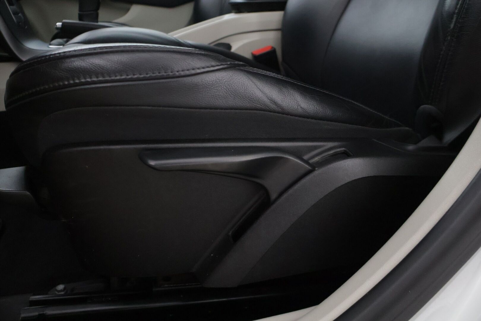 Volvo V40 2013 D2 Business * Suomiauto / Digimittaristo / Webasto / Nahkasisusta / Tutkat takana / Bluetooth * - Huollettu 216tkm kohdalla / Hihna vaihdettu 197tkm 01/2024 / Kahdet renkaat vanteilla, talveksi nastat