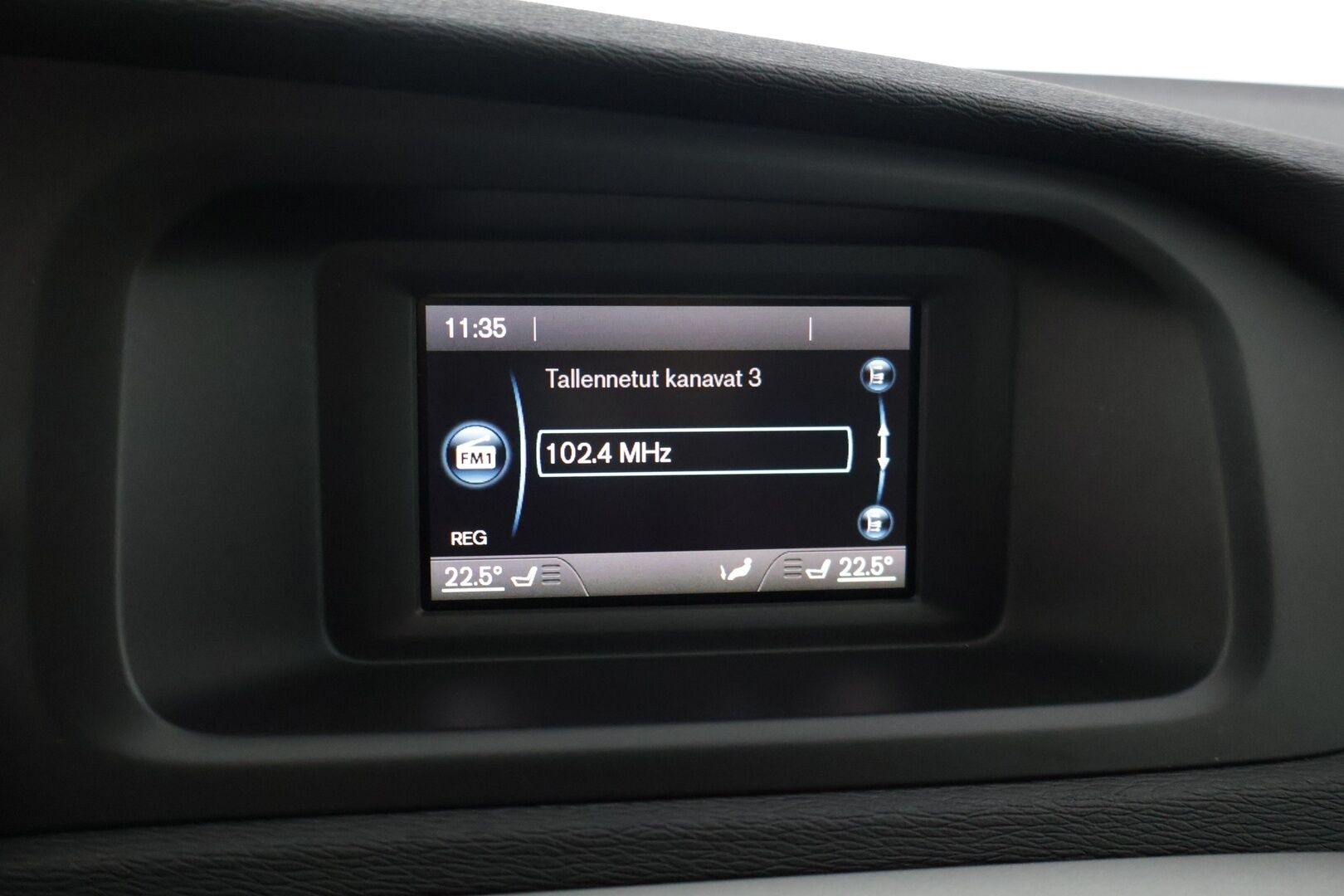 Volvo V40 2013 D2 Business * Suomiauto / Digimittaristo / Webasto / Nahkasisusta / Tutkat takana / Bluetooth * - Huollettu 216tkm kohdalla / Hihna vaihdettu 197tkm 01/2024 / Kahdet renkaat vanteilla, talveksi nastat