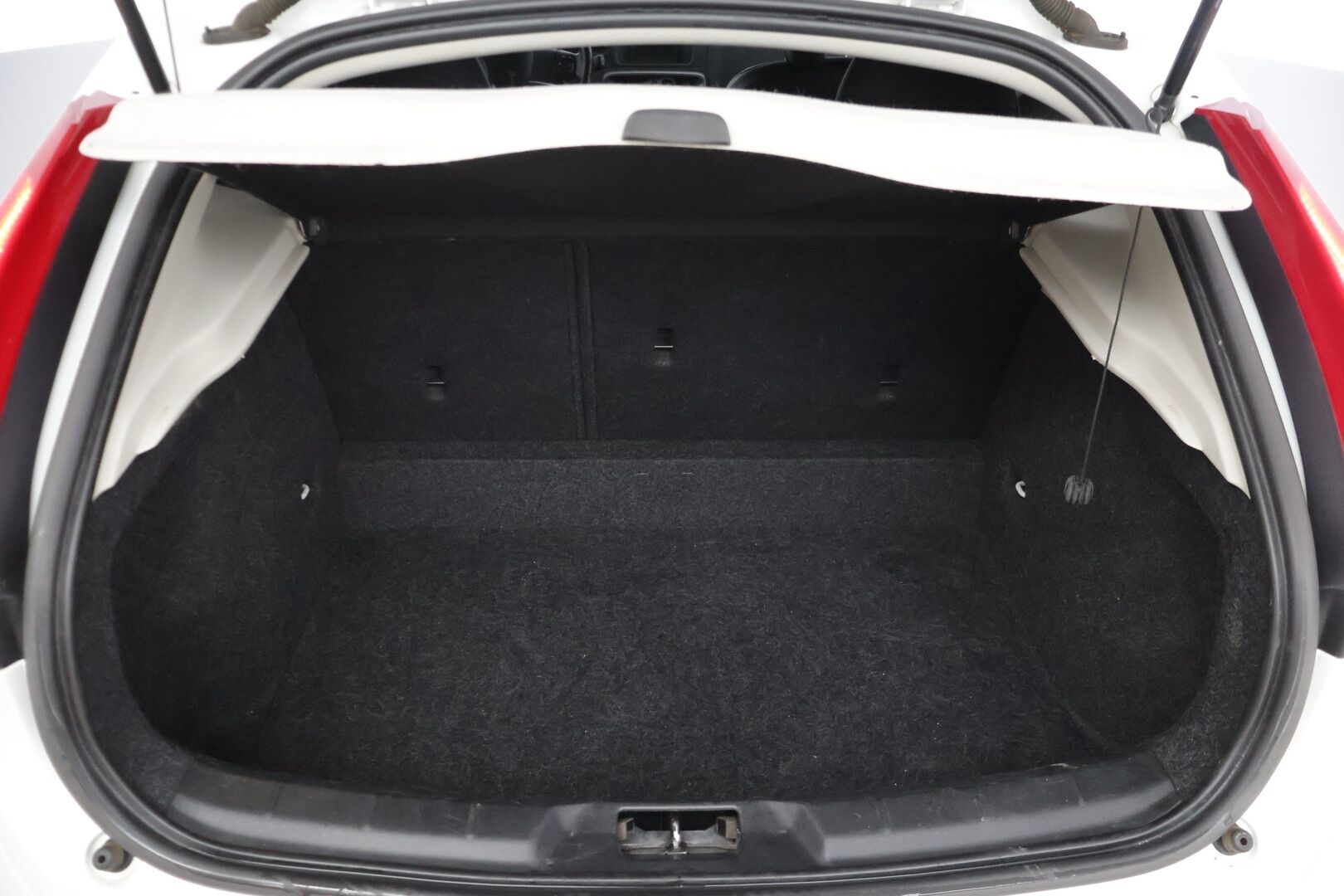 Volvo V40 2013 D2 Business * Suomiauto / Digimittaristo / Webasto / Nahkasisusta / Tutkat takana / Bluetooth * - Huollettu 216tkm kohdalla / Hihna vaihdettu 197tkm 01/2024 / Kahdet renkaat vanteilla, talveksi nastat