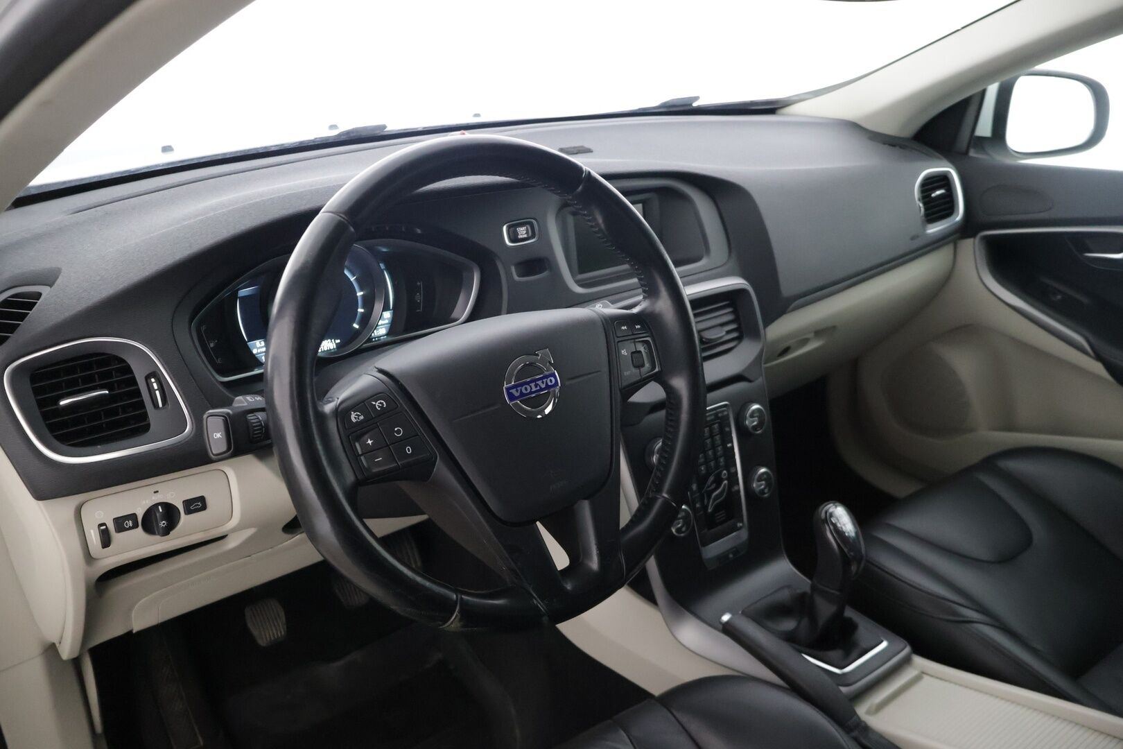 Volvo V40 2013 D2 Business * Suomiauto / Digimittaristo / Webasto / Nahkasisusta / Tutkat takana / Bluetooth * - Huollettu 216tkm kohdalla / Hihna vaihdettu 197tkm 01/2024 / Kahdet renkaat vanteilla, talveksi nastat