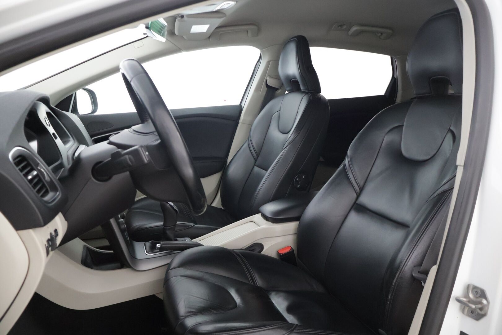 Volvo V40 2013 D2 Business * Suomiauto / Digimittaristo / Webasto / Nahkasisusta / Tutkat takana / Bluetooth * - Huollettu 216tkm kohdalla / Hihna vaihdettu 197tkm 01/2024 / Kahdet renkaat vanteilla, talveksi nastat