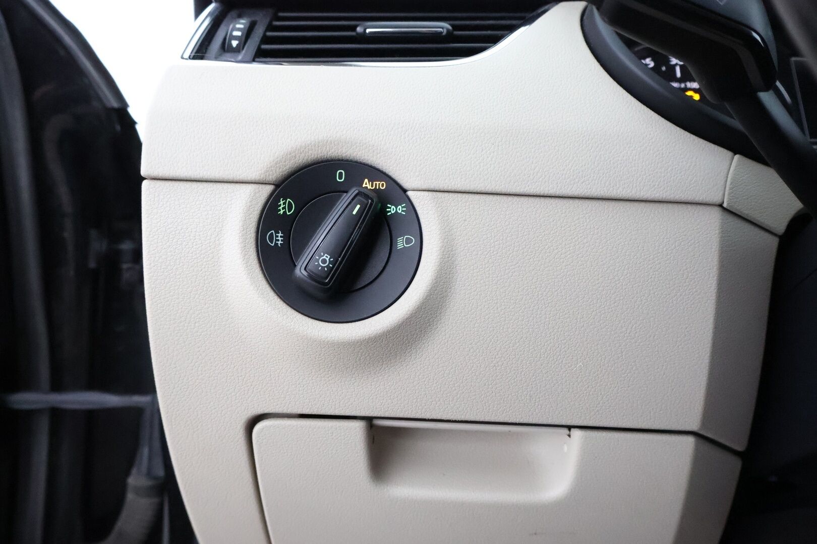 Skoda Octavia 2014 2,0 TDI Elegance DSG Autom. - Suomiauto / Webasto / Vetokoukku / Vakkari / Xenon / Juuri saapunut!