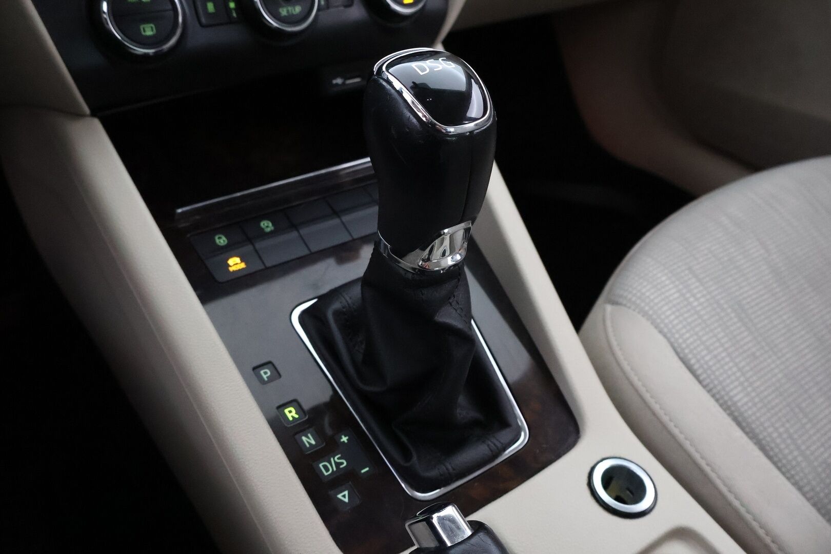 Skoda Octavia 2014 2,0 TDI Elegance DSG Autom. - Suomiauto / Webasto / Vetokoukku / Vakkari / Xenon / Juuri saapunut!