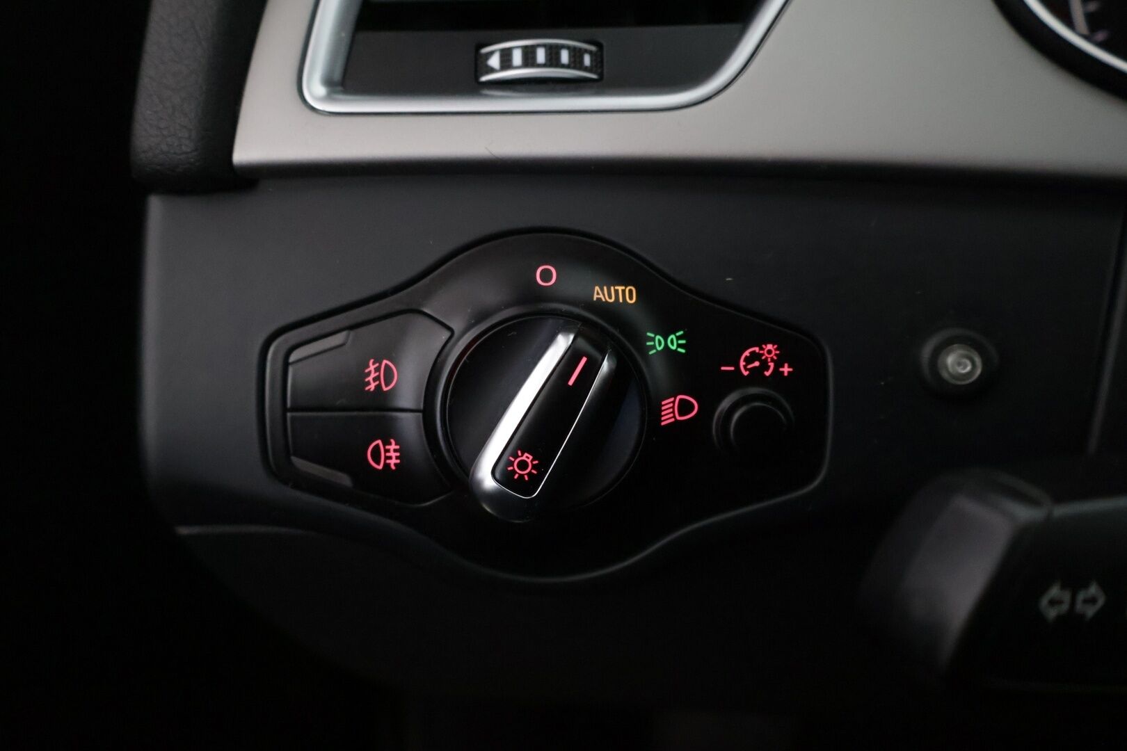 Audi A4 2014 Avant Land of quattro Edition 2,0 TDI 130 kW quattro S tronic * Vakkari / S-Line ulkopaketti / Sporttipenkit* - Suomi-auto*