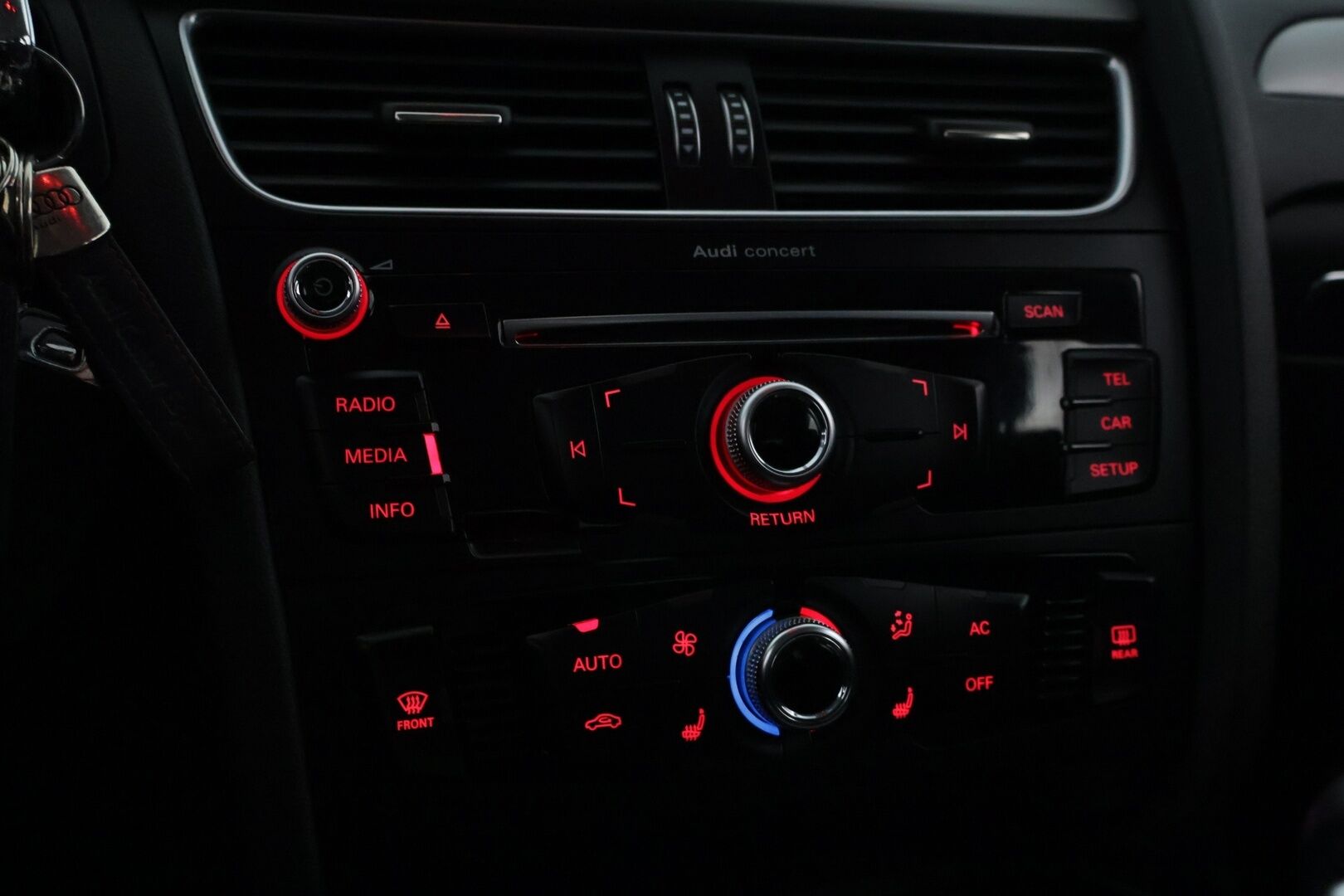 Audi A4 2014 Avant Land of quattro Edition 2,0 TDI 130 kW quattro S tronic * Vakkari / S-Line ulkopaketti / Sporttipenkit* - Suomi-auto*