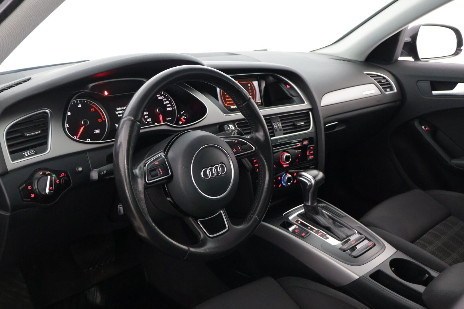 Audi A4 2014 Avant Land of quattro Edition 2,0 TDI 130 kW quattro S tronic *Suomi-auto / Vakkari / Sporttipenkit* - S-Line ulkopaketti
