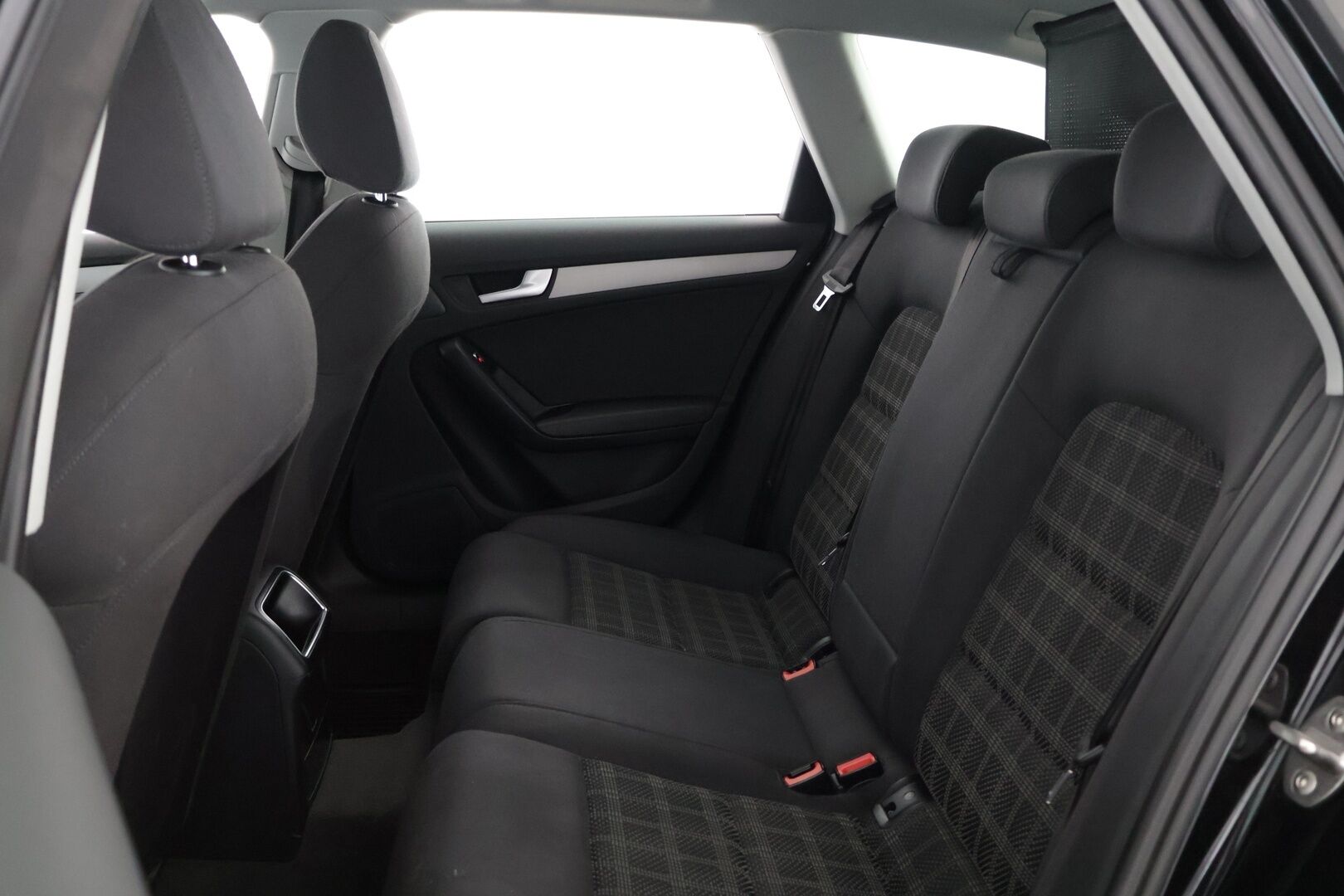 Audi A4 2014 Avant Land of quattro Edition 2,0 TDI 130 kW quattro S tronic * Vakkari / S-Line ulkopaketti / Sporttipenkit* - Suomi-auto*