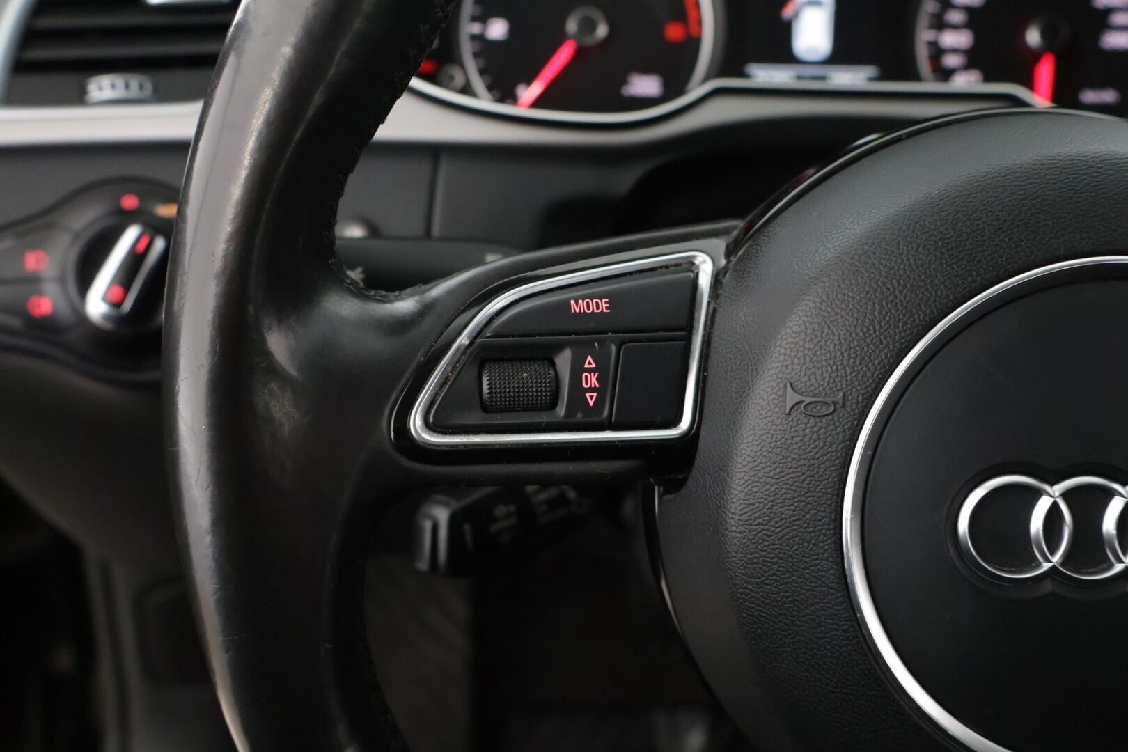 Audi A4 2014 Avant Land of quattro Edition 2,0 TDI 130 kW quattro S tronic * Vakkari / S-Line ulkopaketti / Sporttipenkit* - Suomi-auto*