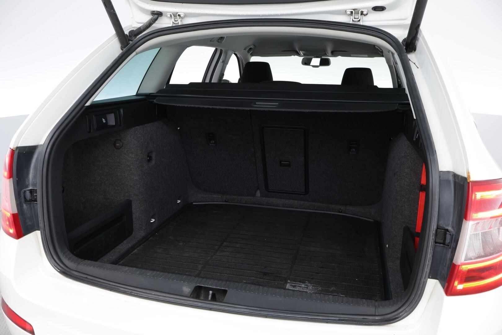 Skoda Octavia 2014 Combi 1,8 TSI Elegance DSG Autom.- YritysOutlet - Myydään vain yrityksille - – Tämä auto myydään YritysOutlet -valikoimasta vain yritykselle