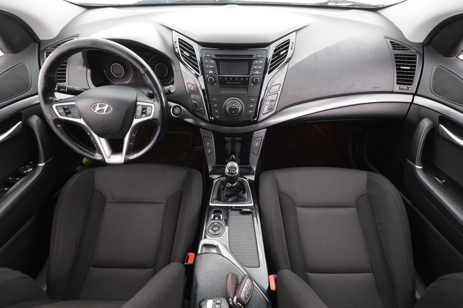 Hyundai i40 2013 Wagon 2,0 GDI 6MT Style Business - Suomi-auto | 2x renkaat | KeyLessGo | Panorama | Vetokoukku